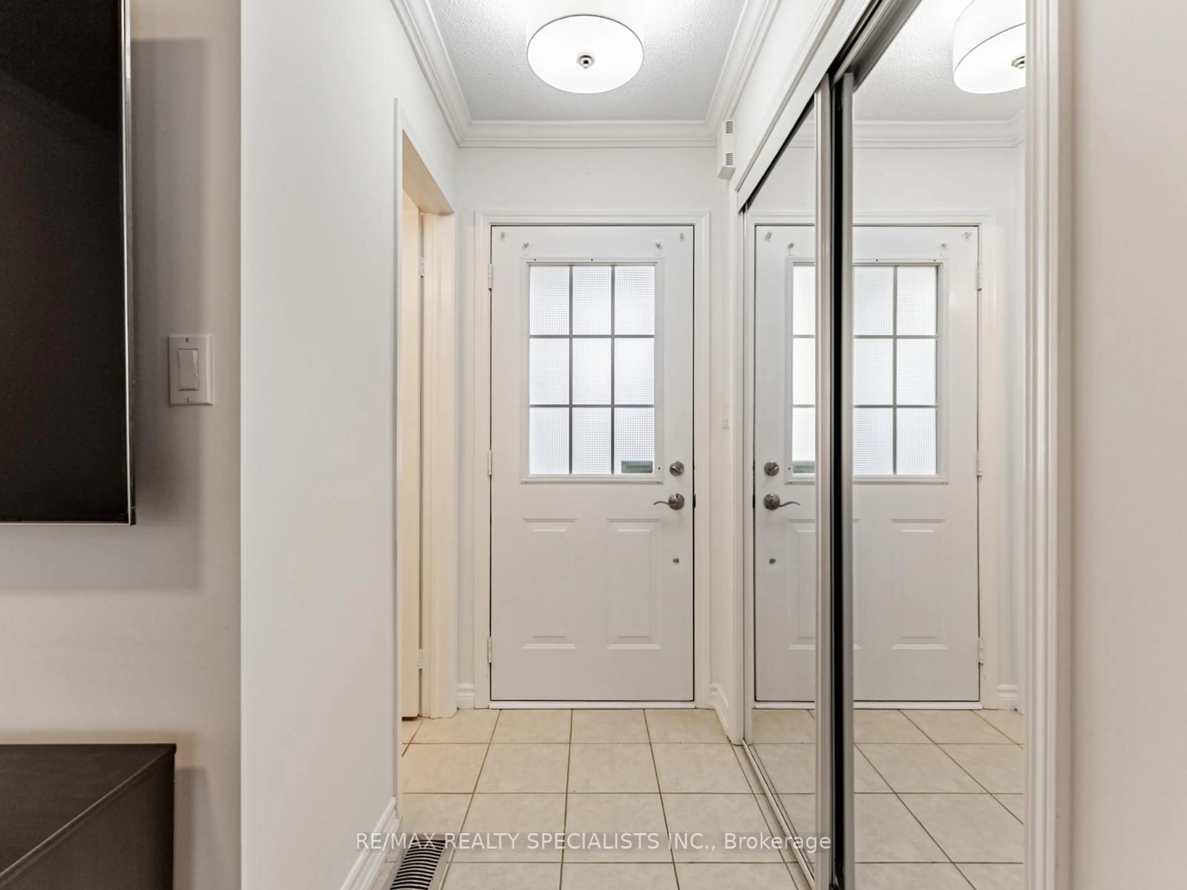 Indoor entryway for 2418 Baintree Cres, Oakville Ontario L6M 4W9