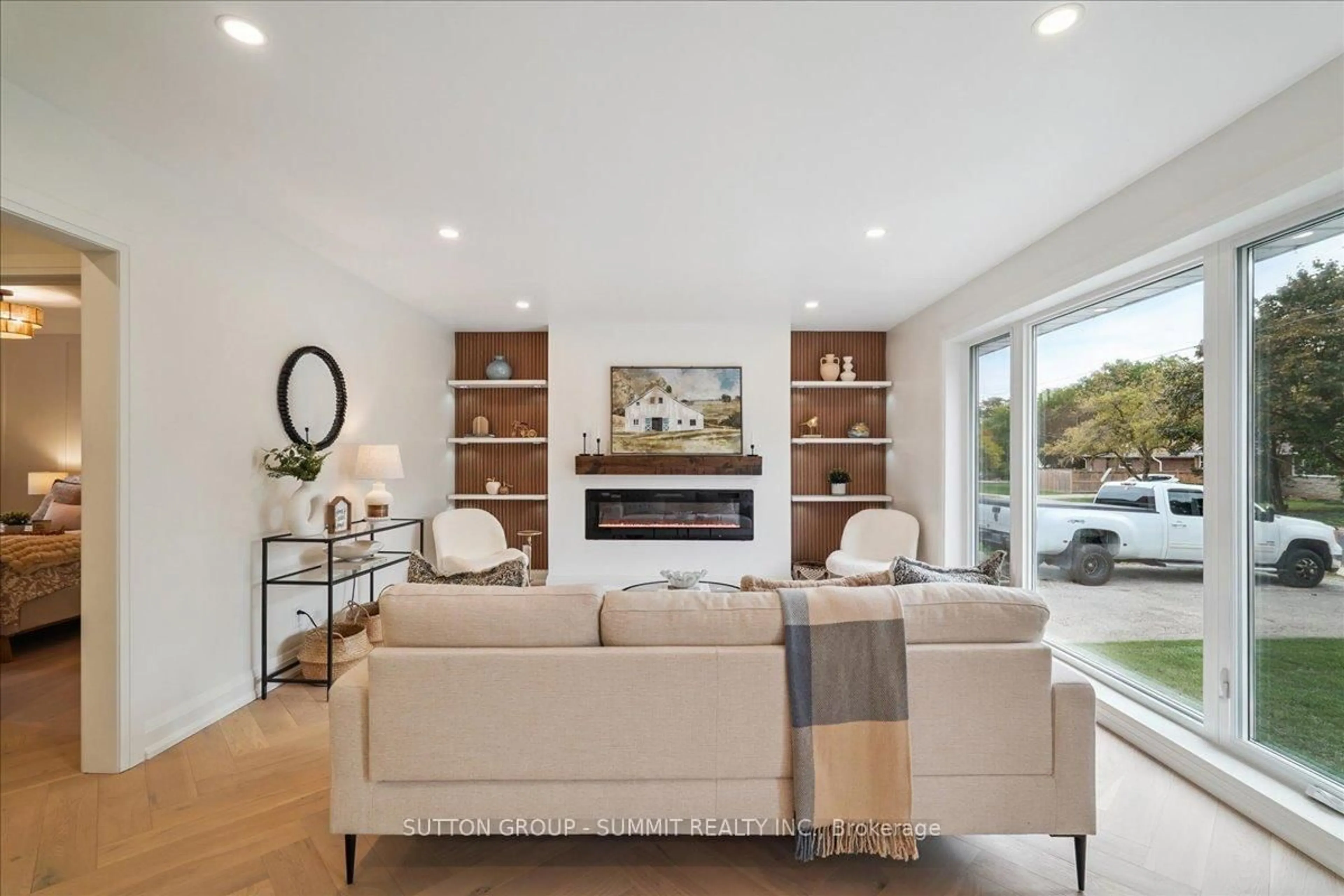 Living room with furniture, unknown for 1391 Mountain Grove Ave, Burlington Ontario L7P 2H1