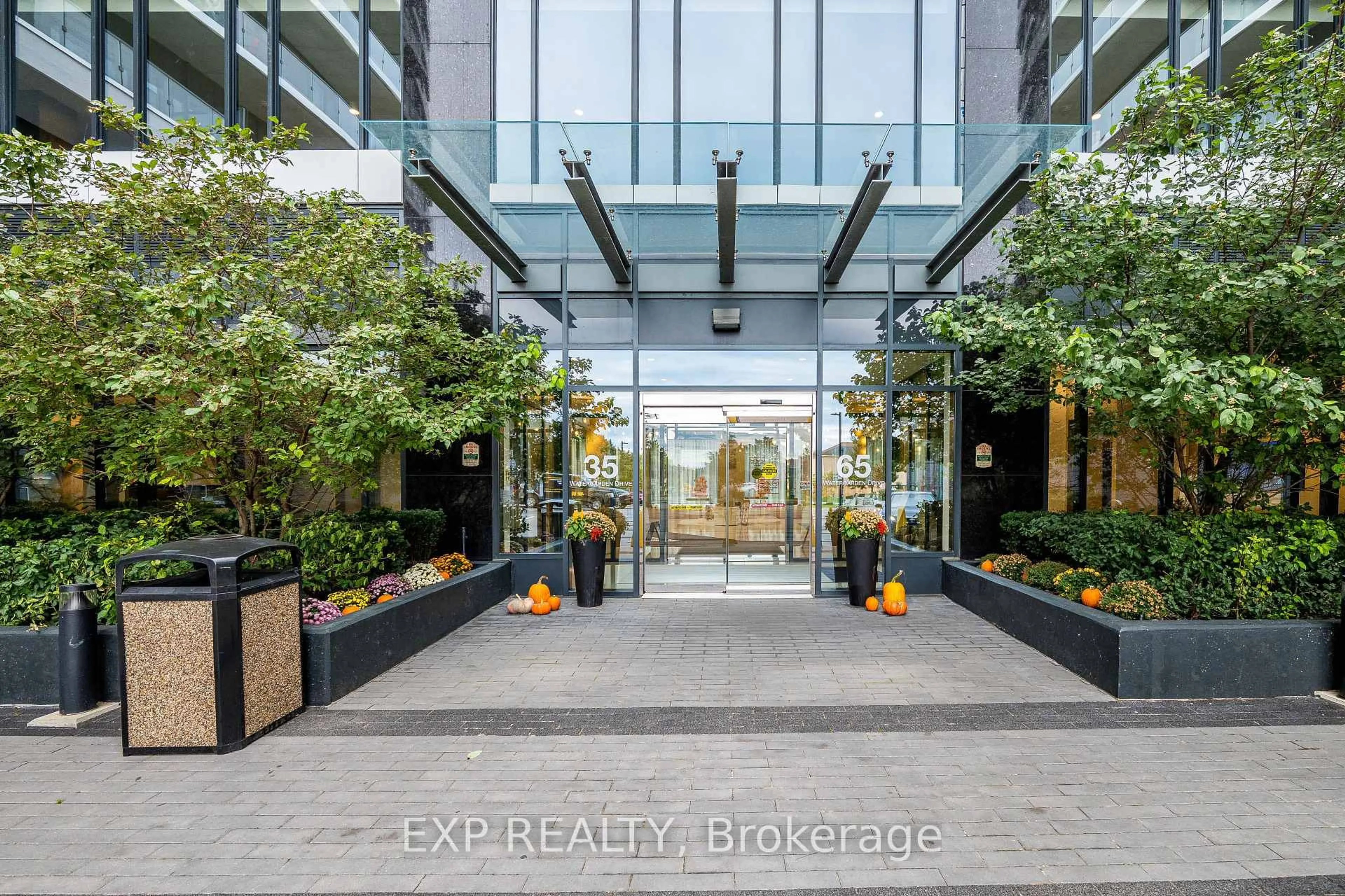 Indoor foyer for 65 Watergarden Dr #605, Mississauga Ontario L5R 0G8