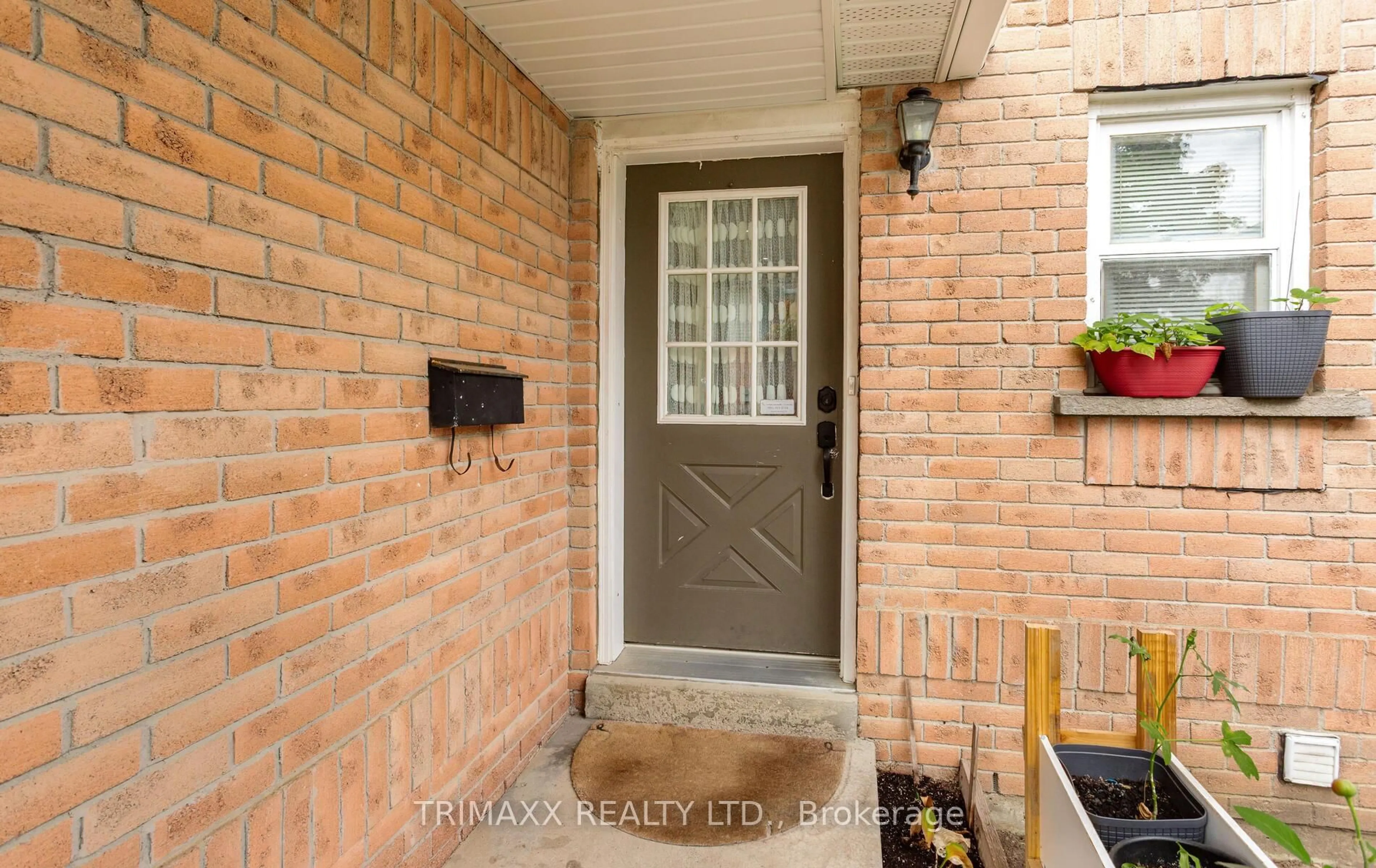 Indoor entryway for 62 Brisbane Crt, Brampton Ontario L6R 1V4