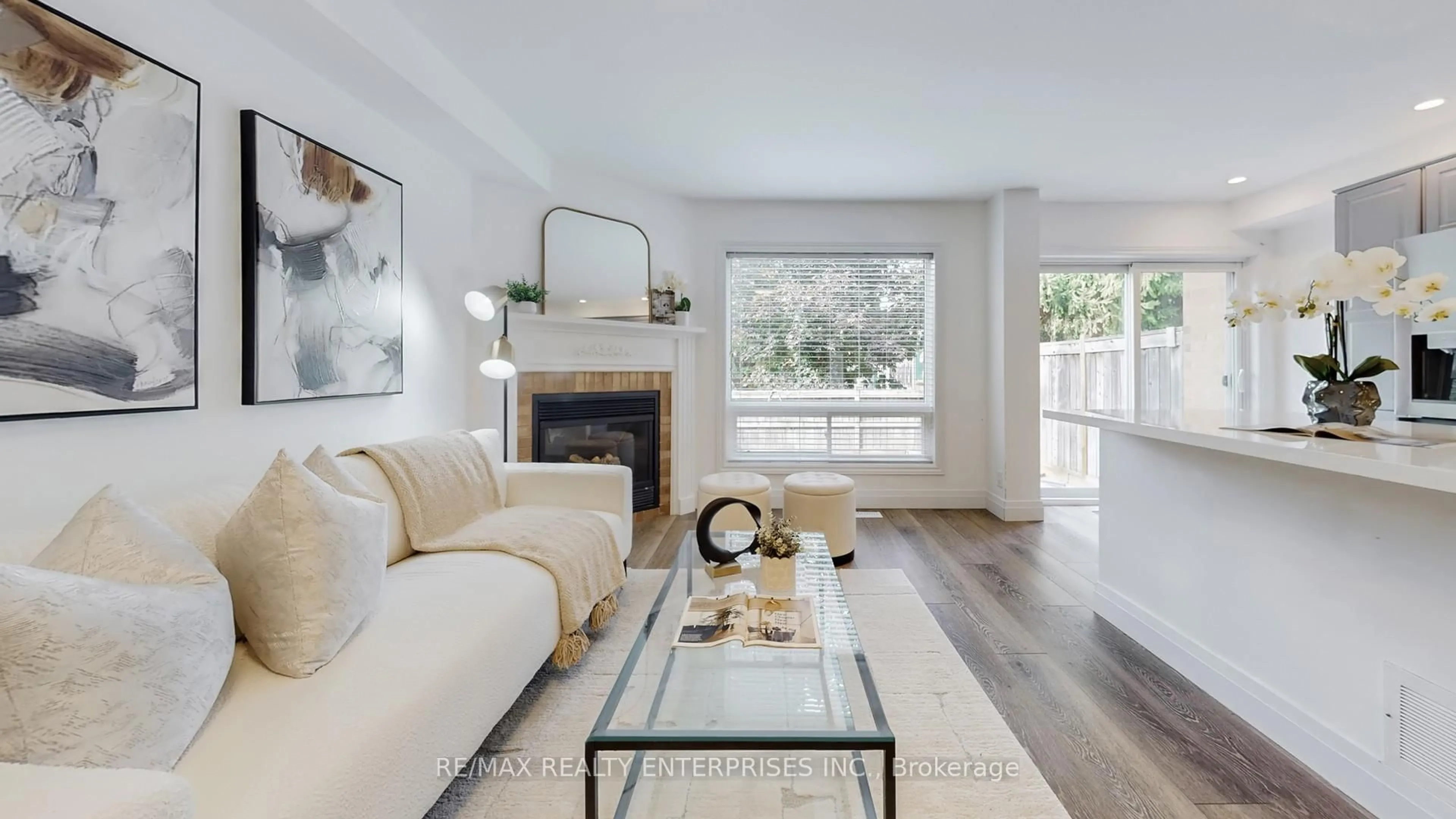 Living room with furniture, wood/laminate floor for 5223 Fairford Cres #14, Mississauga Ontario L5V 2M6