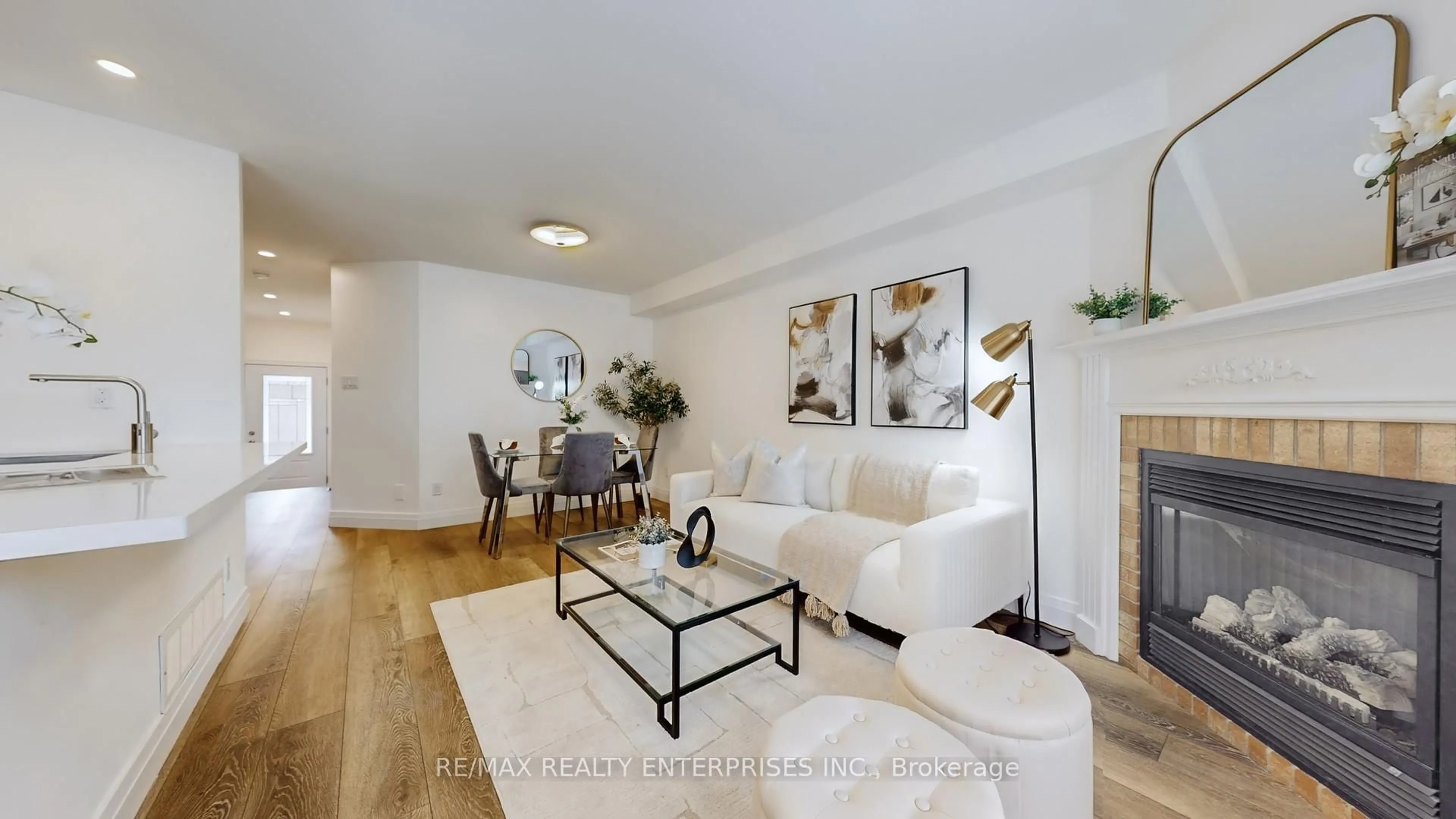 Living room with furniture, wood/laminate floor for 5223 Fairford Cres #14, Mississauga Ontario L5V 2M6