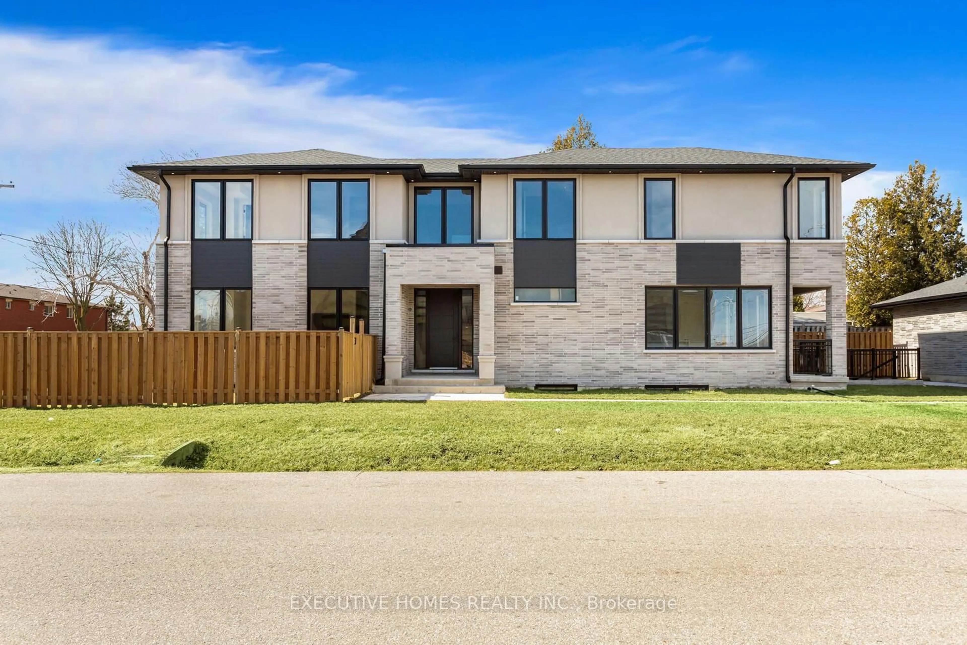 Home with brick exterior material, street for 797 First St, Mississauga Ontario L5E 1A3