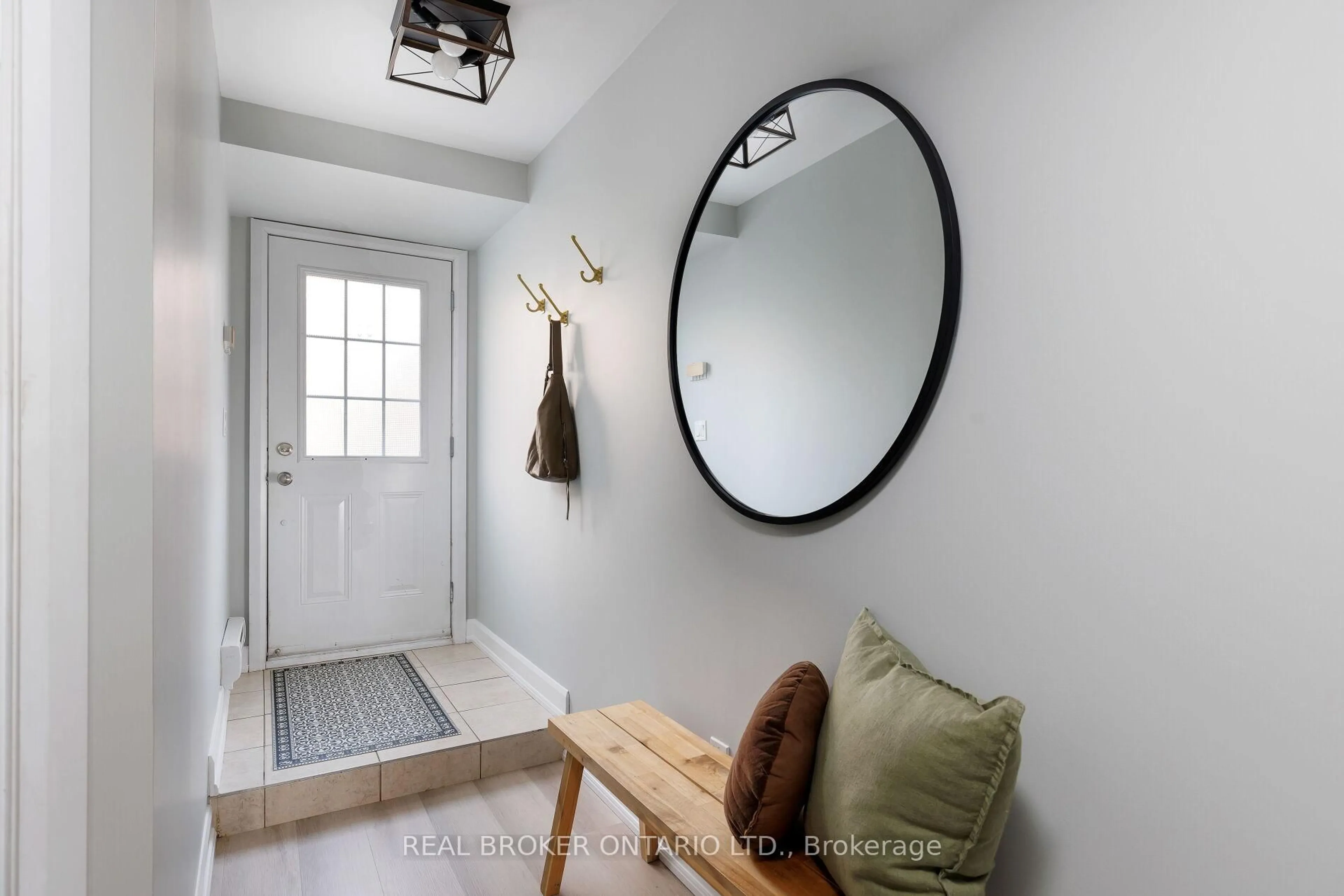 Indoor entryway for 35 Elsie Lane #146, Toronto Ontario M6P 3N3