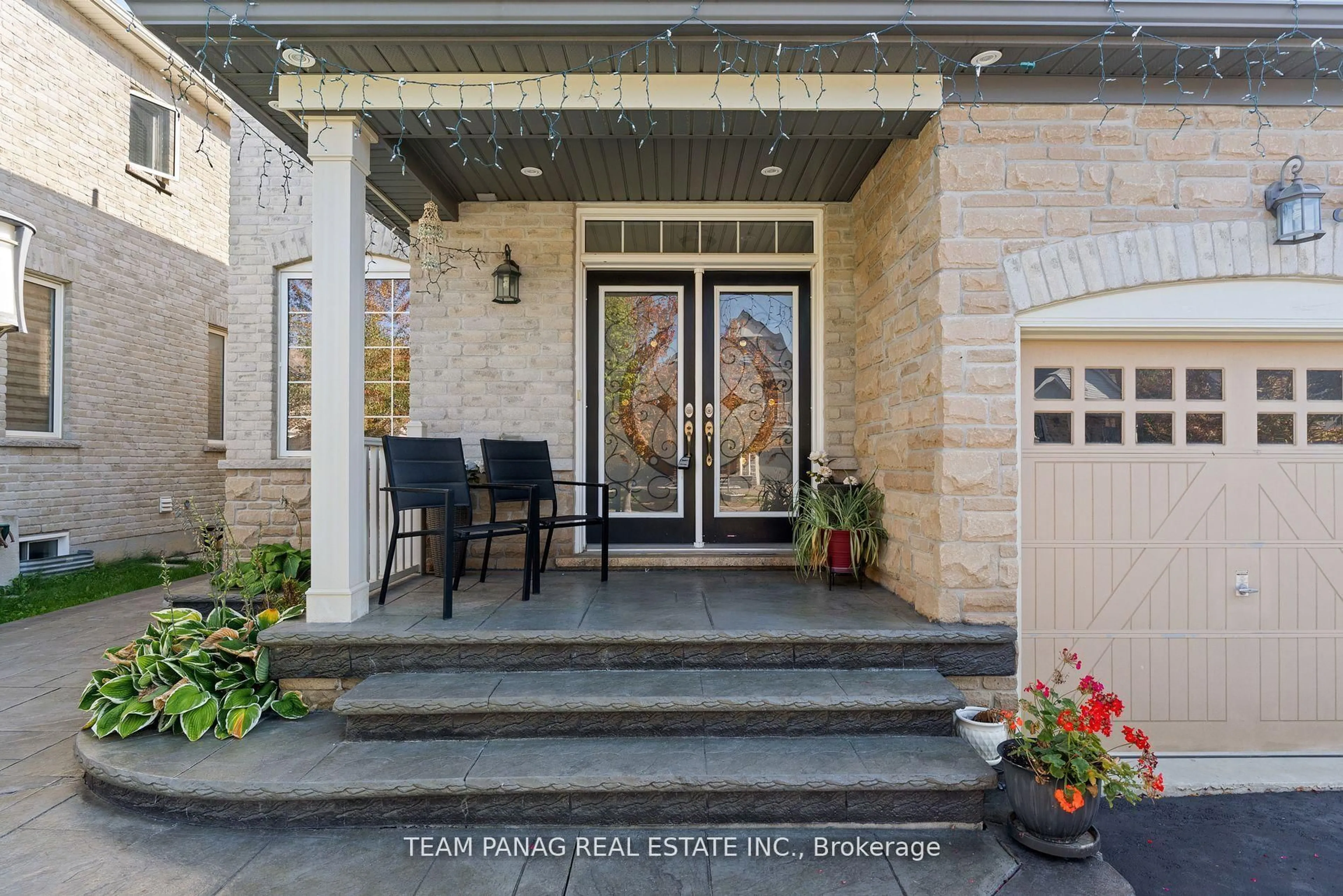 Indoor entryway for 33 Bonnieglen Farm Blvd, Caledon Ontario L7C 3X8