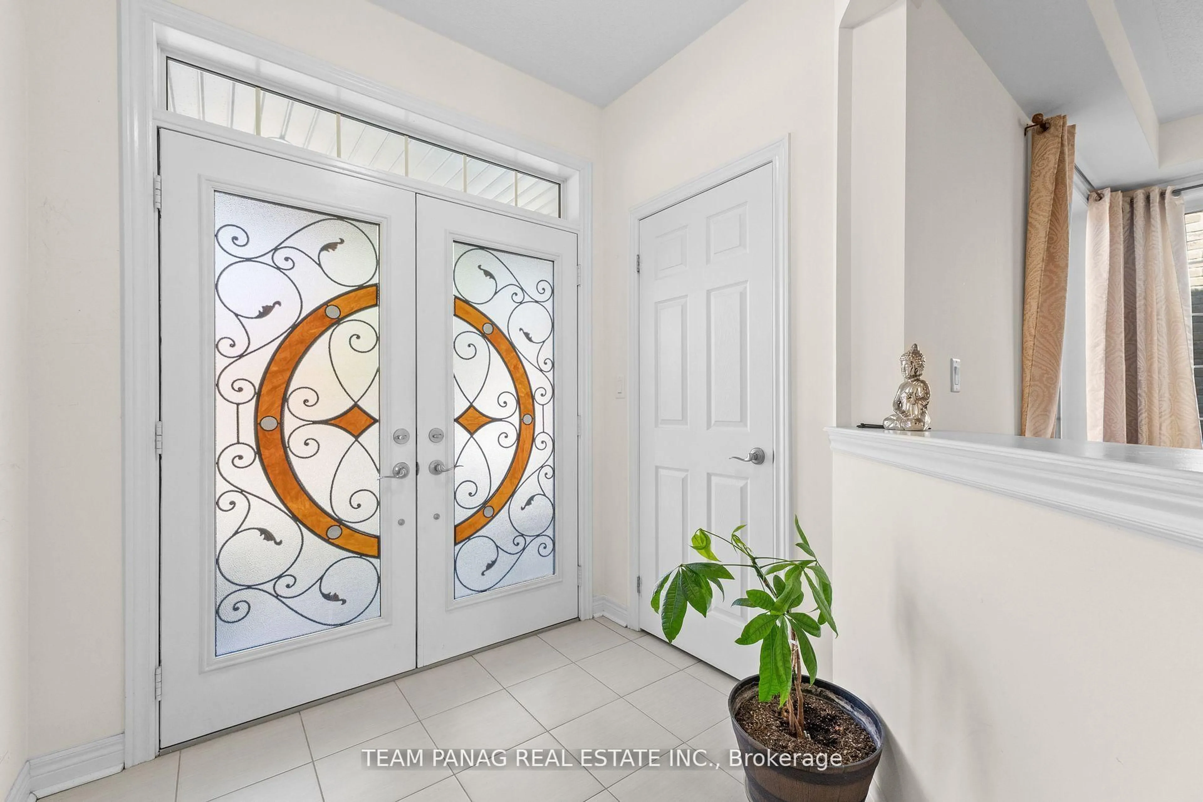 Indoor entryway for 33 Bonnieglen Farm Blvd, Caledon Ontario L7C 3X8