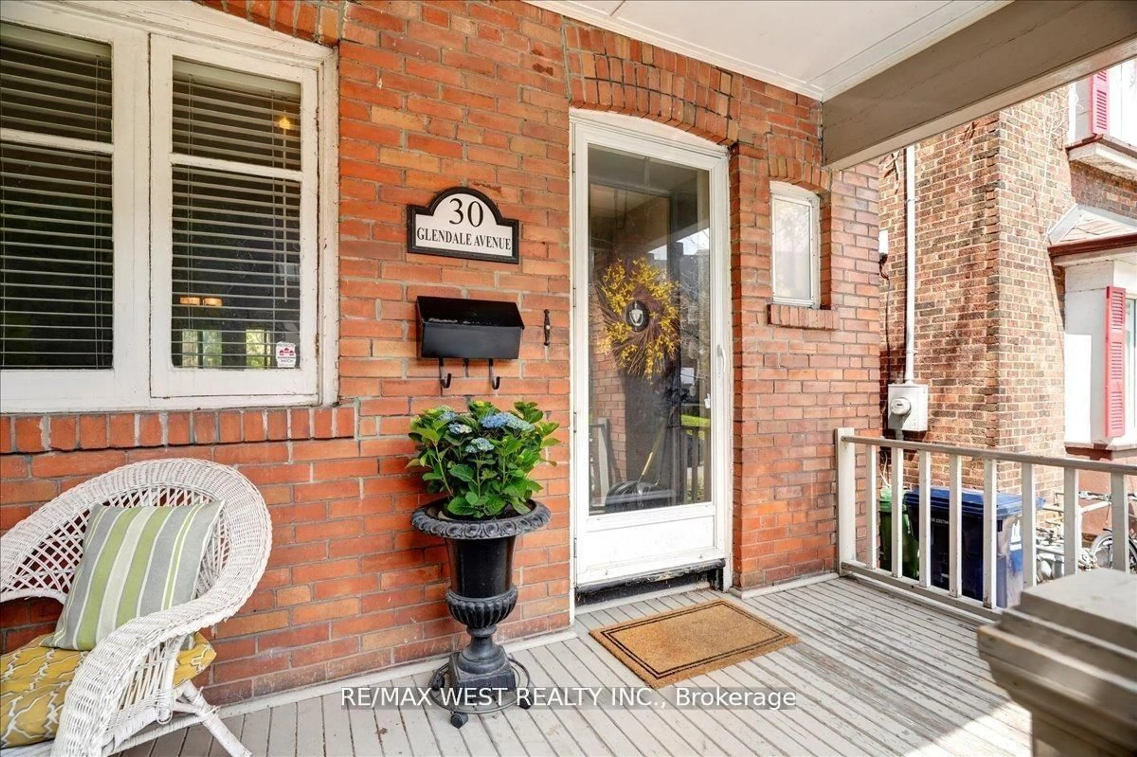 Indoor entryway for 30 Glendale Ave, Toronto Ontario M6R 2S7