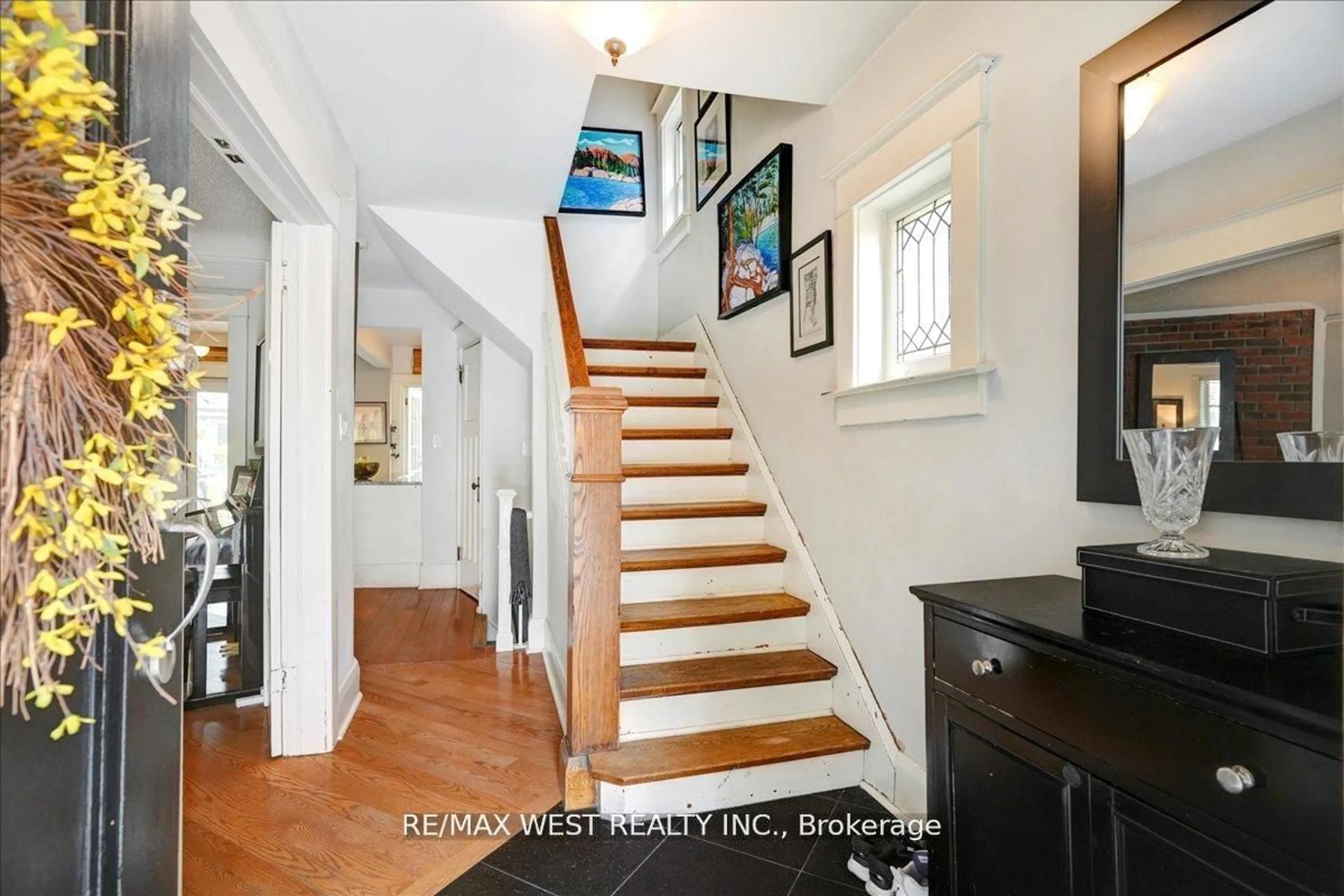 Indoor entryway for 30 Glendale Ave, Toronto Ontario M6R 2S7