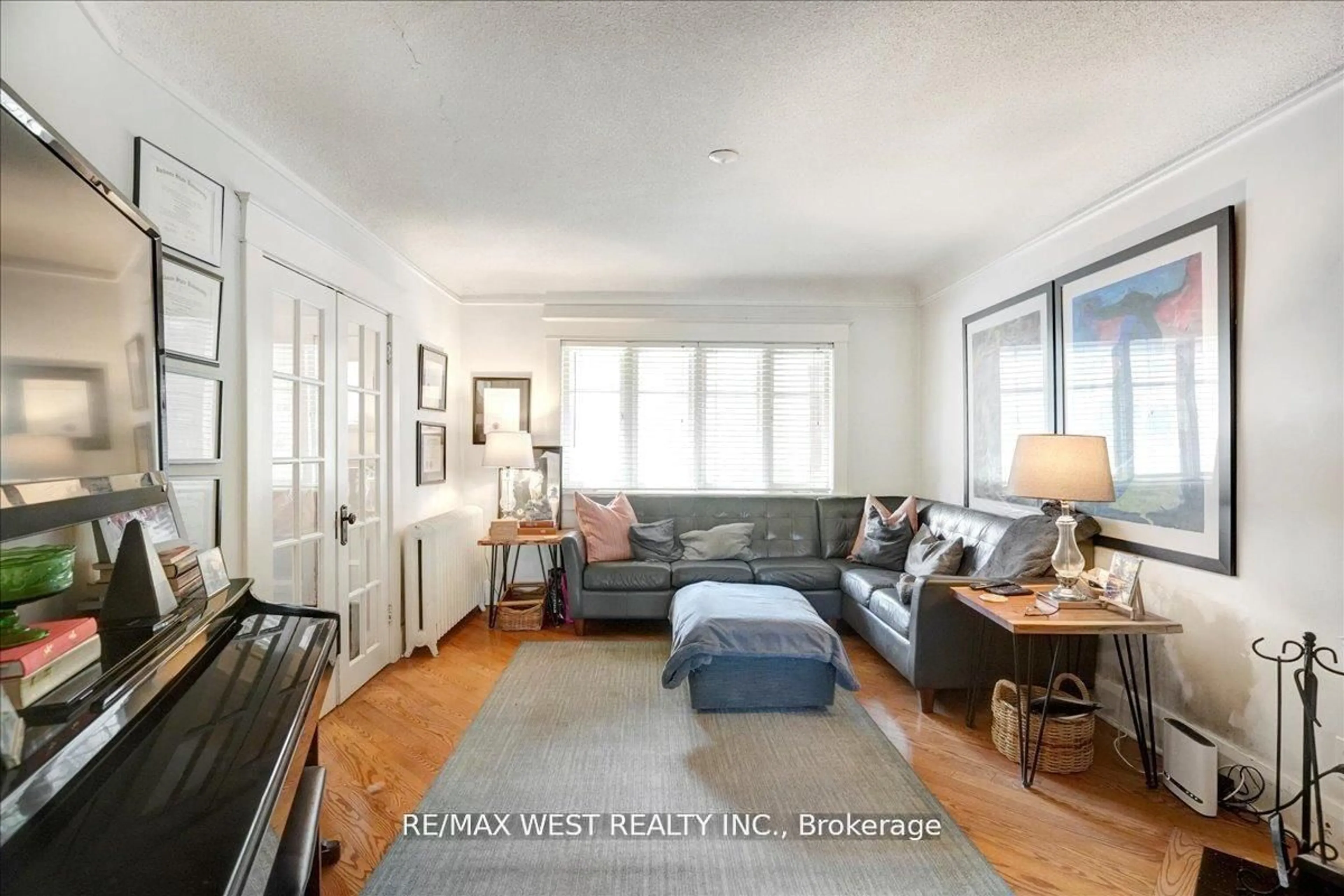 Living room with furniture, unknown for 30 Glendale Ave, Toronto Ontario M6R 2S7