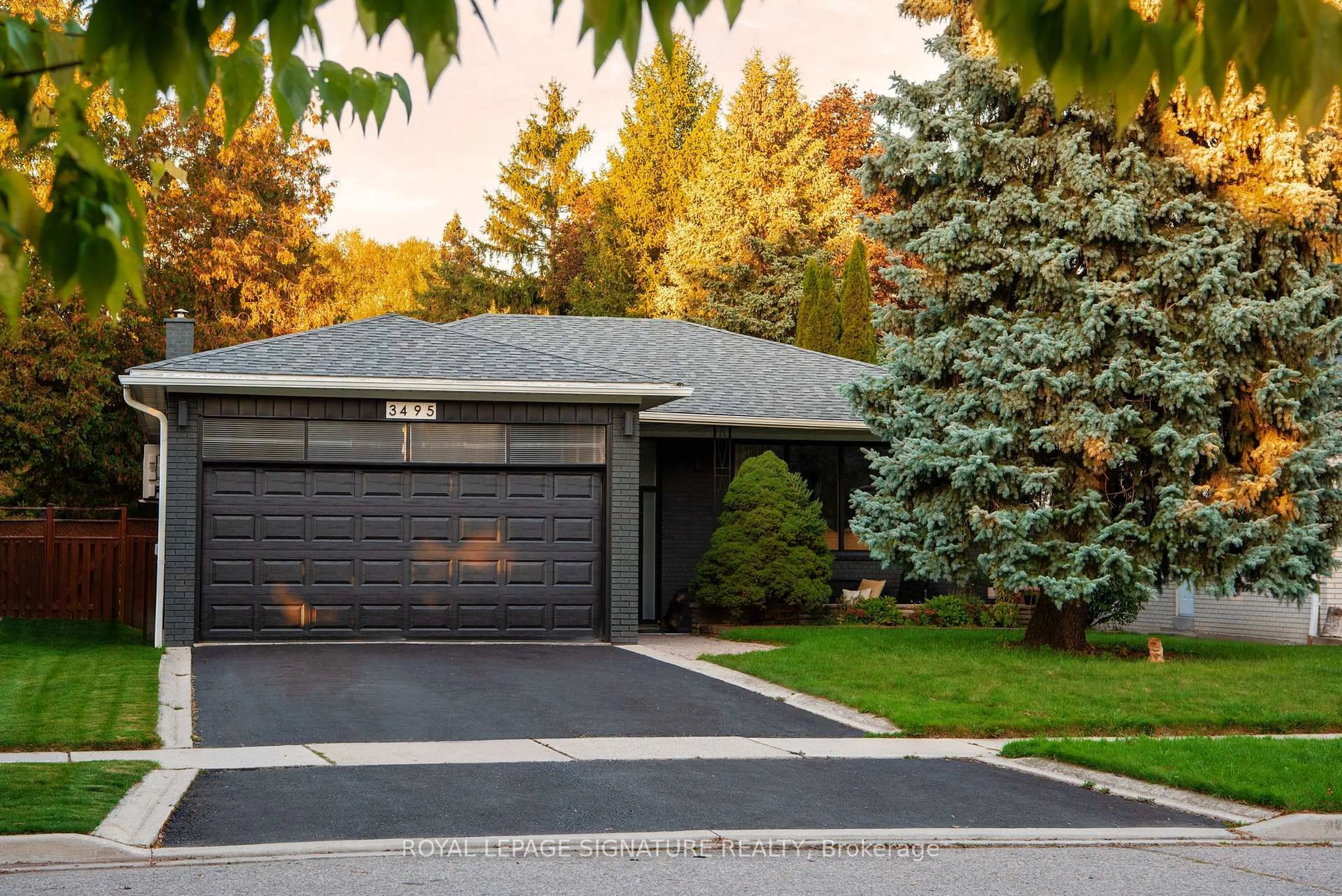 Home with vinyl exterior material, street for 3495 Riverspray Cres, Mississauga Ontario L4Y 3M6