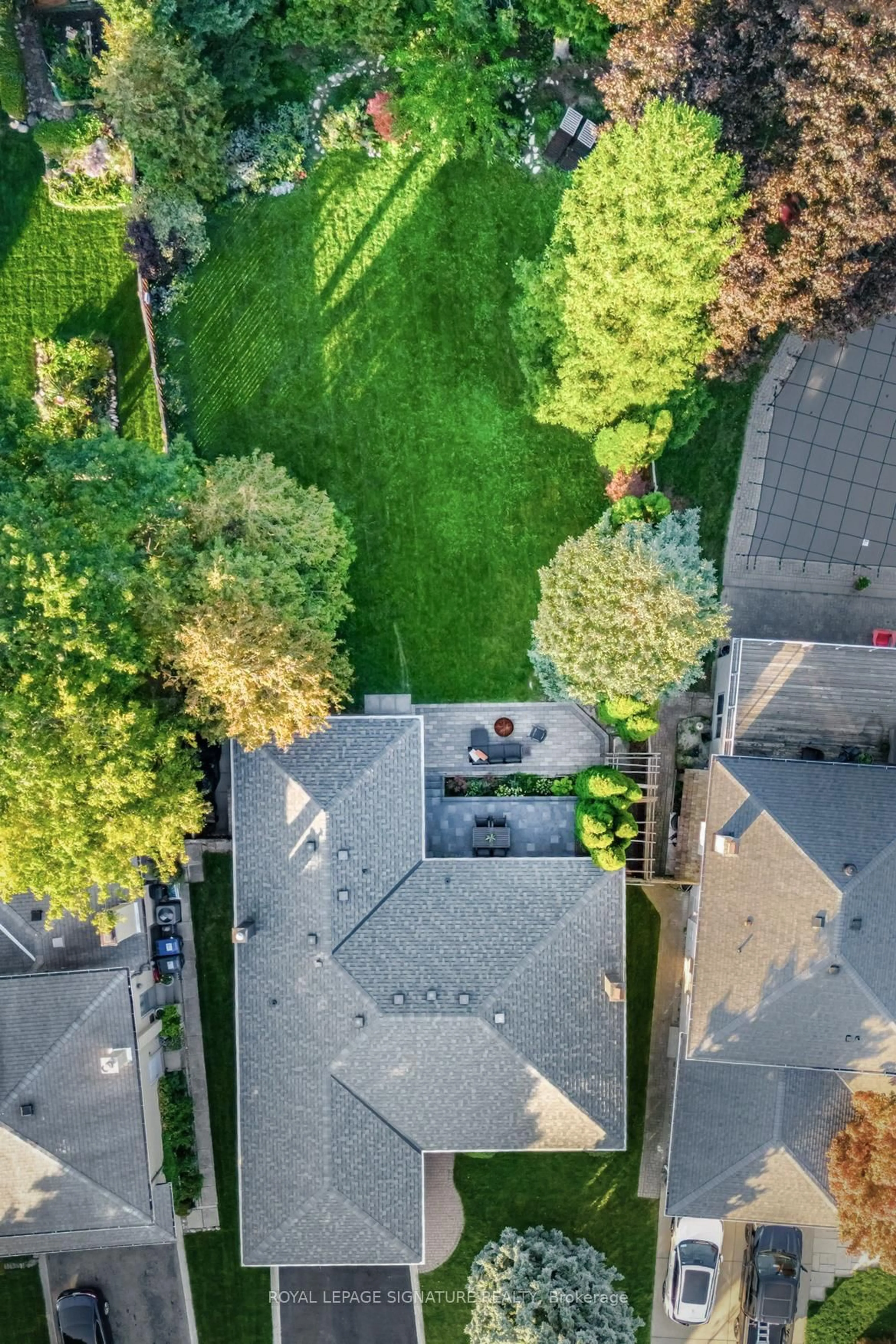 A pic from outside/outdoor area/front of a property/back of a property/a pic from drone, street for 3495 Riverspray Cres, Mississauga Ontario L4Y 3M6