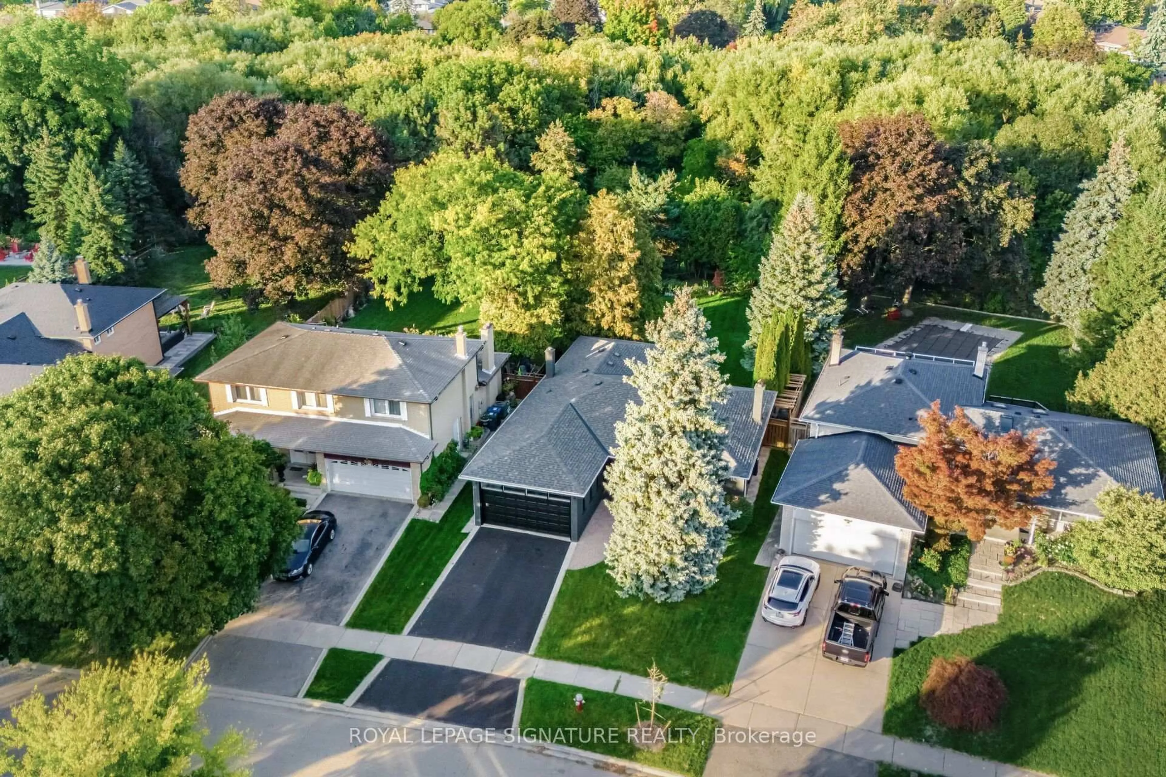 A pic from outside/outdoor area/front of a property/back of a property/a pic from drone, street for 3495 Riverspray Cres, Mississauga Ontario L4Y 3M6