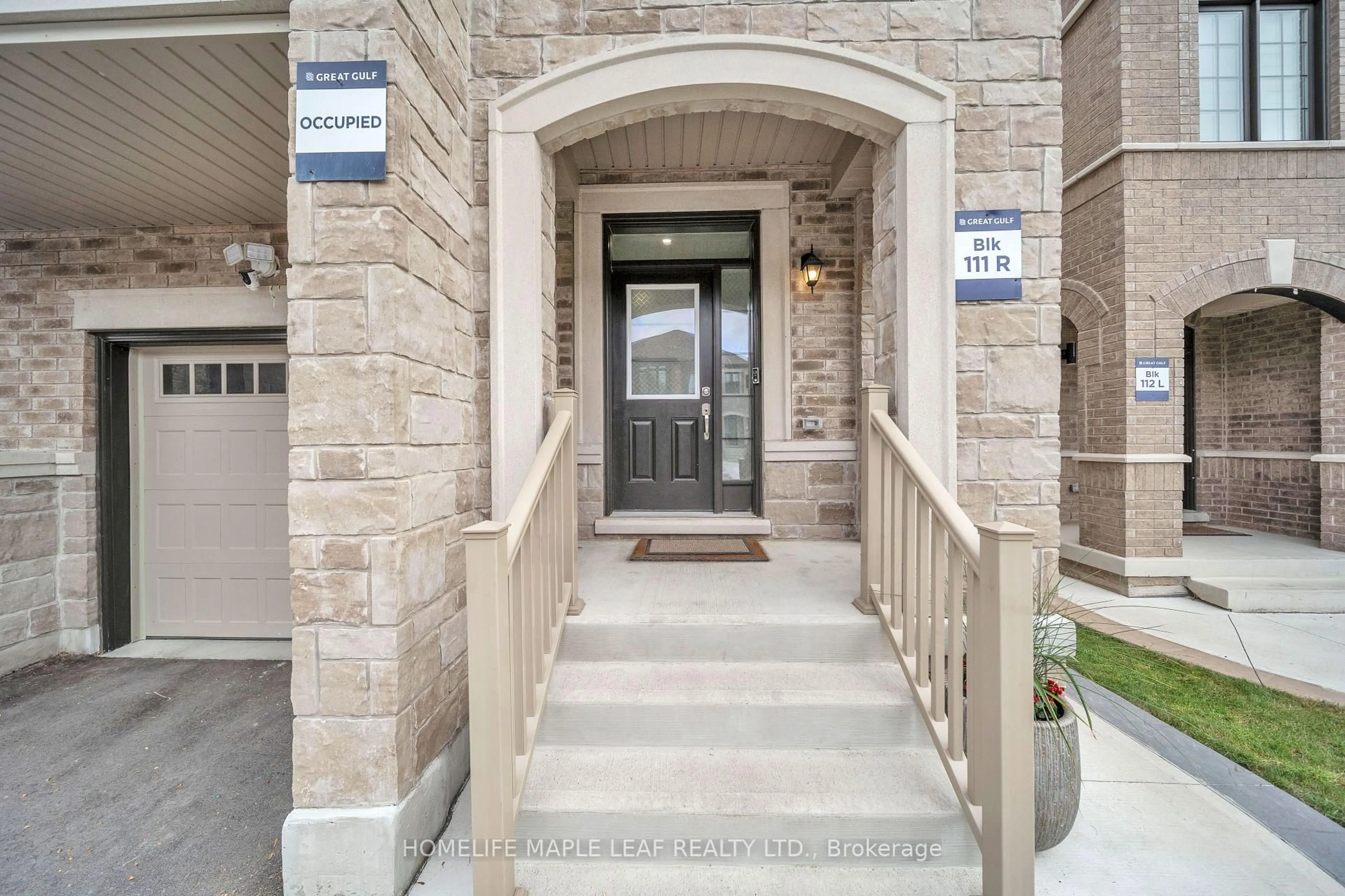 Indoor entryway for 15 Quinton Rdge, Brampton Ontario L6Y 6J4