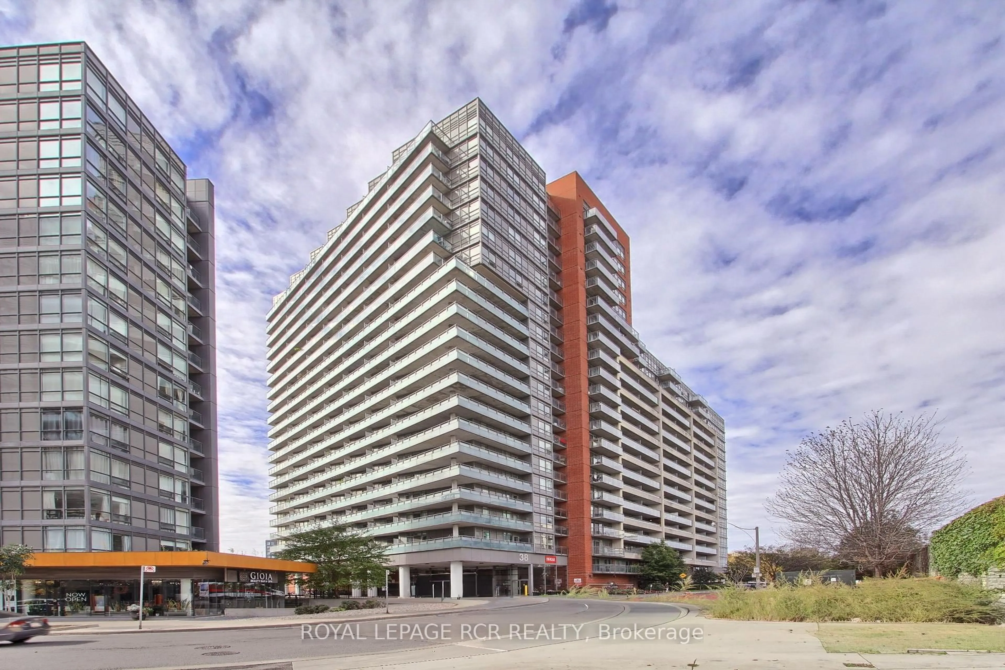 Blurry image for 38 Joe Shuster Way #623, Toronto Ontario M6K 0A5