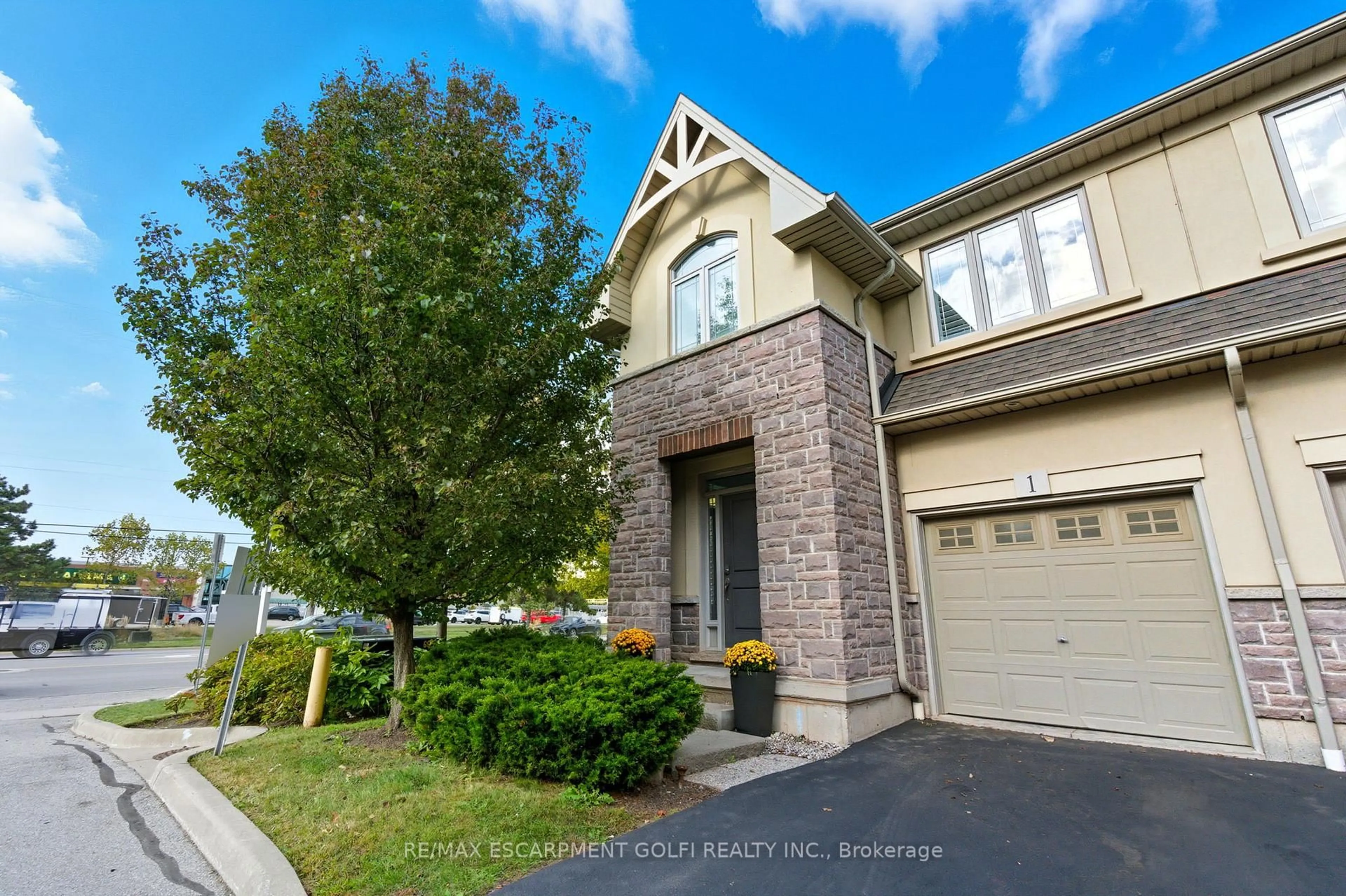 Unknown for 5056 New St #1, Burlington Ontario L7L 0H4