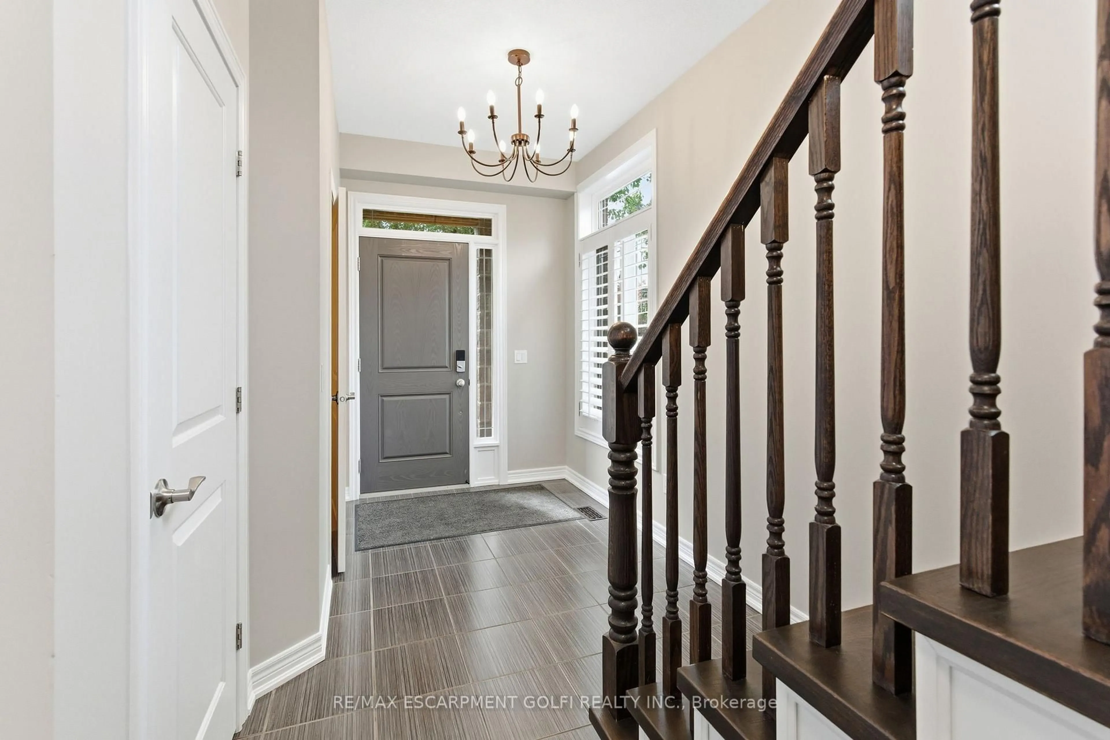 Indoor entryway for 5056 New St #1, Burlington Ontario L7L 0H4