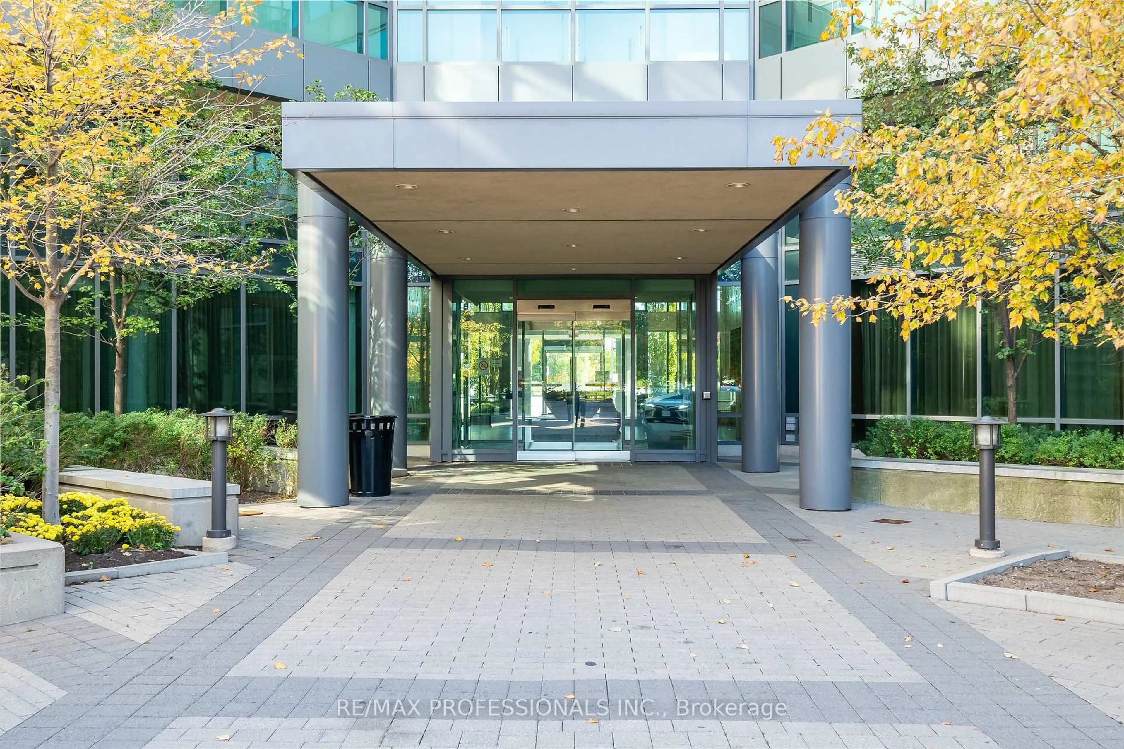 Indoor foyer for 205 Sherway Gardens Rd #610, Toronto Ontario M9C 0A5
