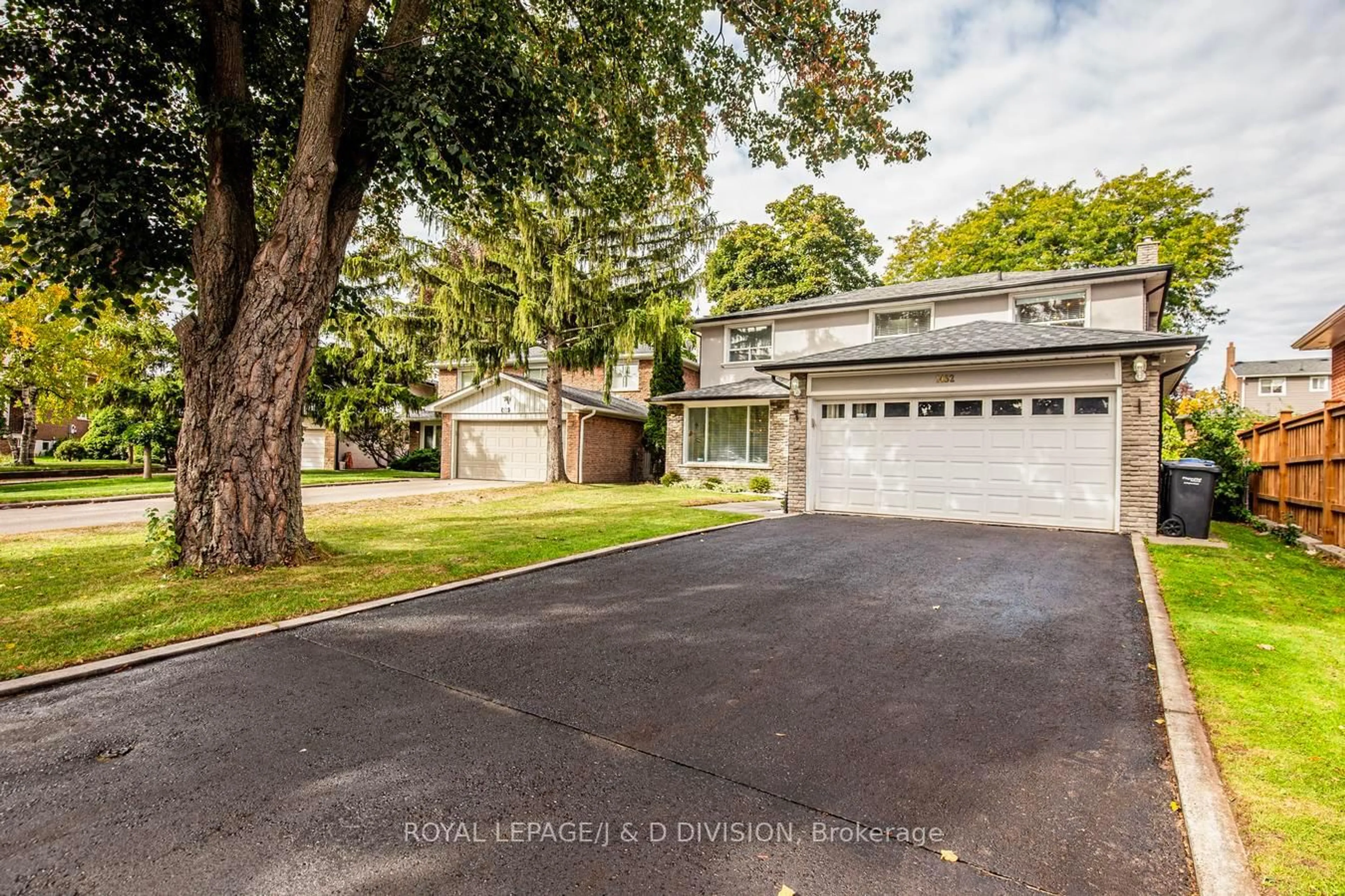 A pic from outside/outdoor area/front of a property/back of a property/a pic from drone, street for 1432 Goldmar Dr, Mississauga Ontario L4X 1N5