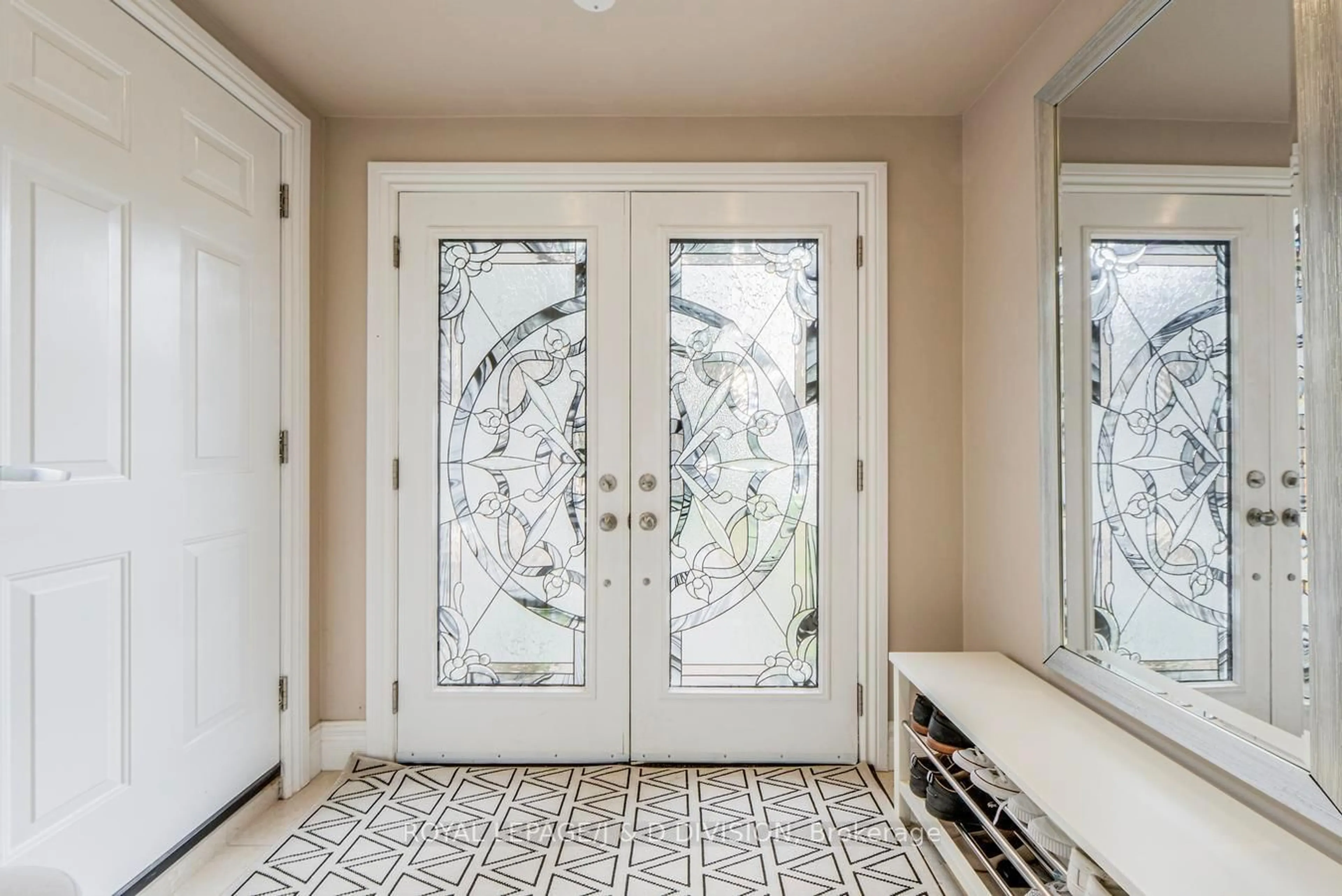 Indoor entryway for 1432 Goldmar Dr, Mississauga Ontario L4X 1N5