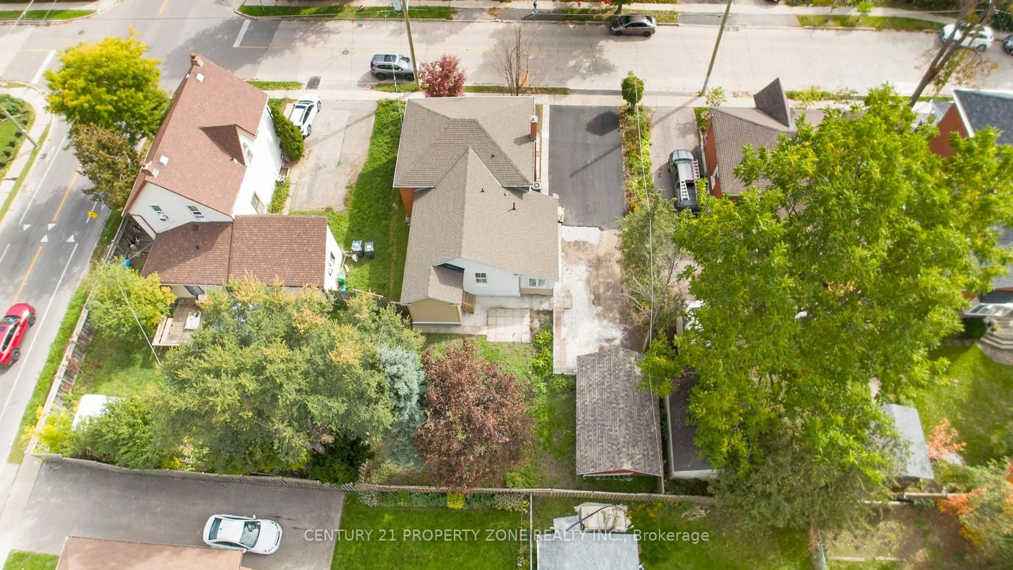 A pic from outside/outdoor area/front of a property/back of a property/a pic from drone, street for 72 Nelson St, Brampton Ontario L6V 1E2