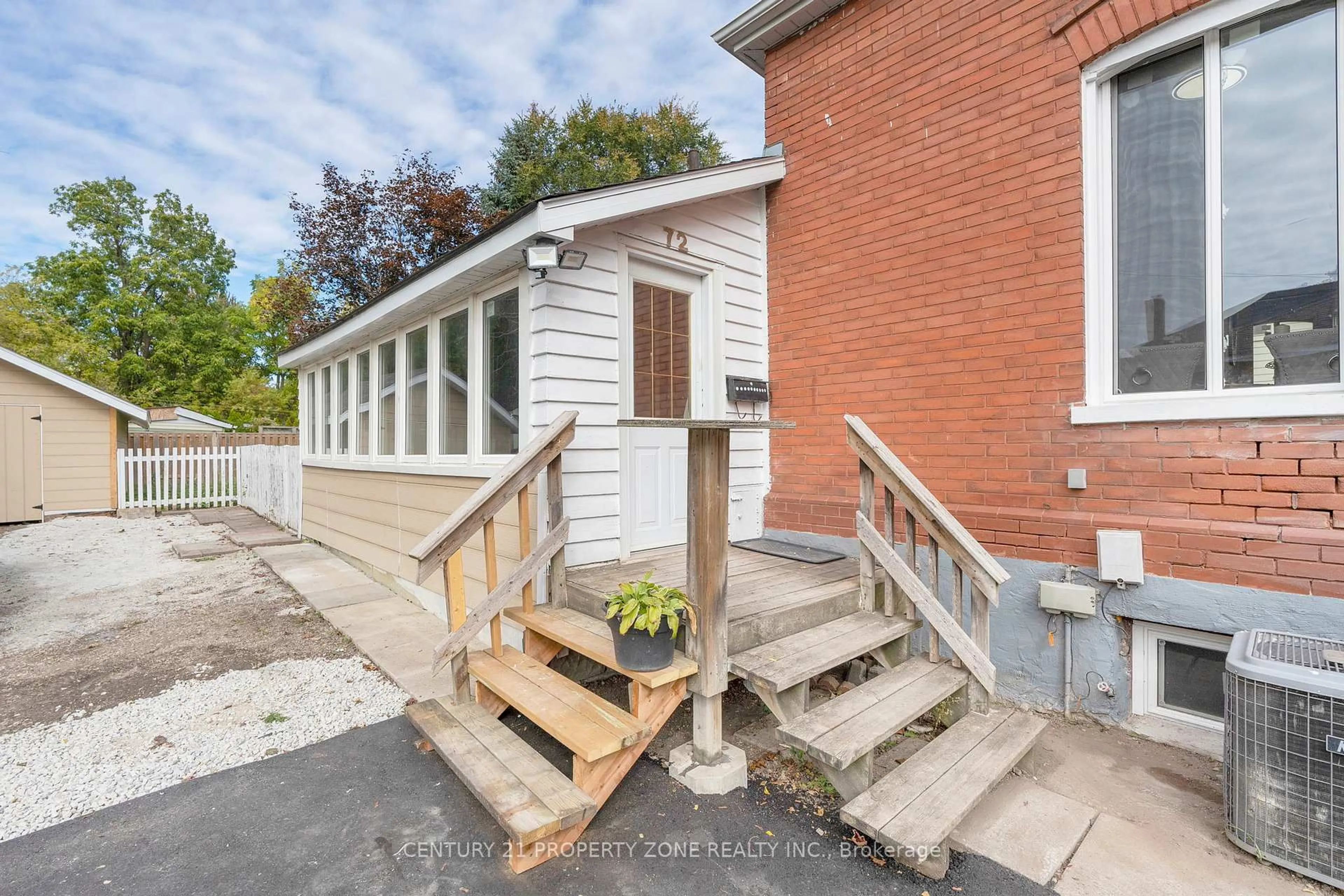 A pic from outside/outdoor area/front of a property/back of a property/a pic from drone, building for 72 Nelson St, Brampton Ontario L6V 1E2