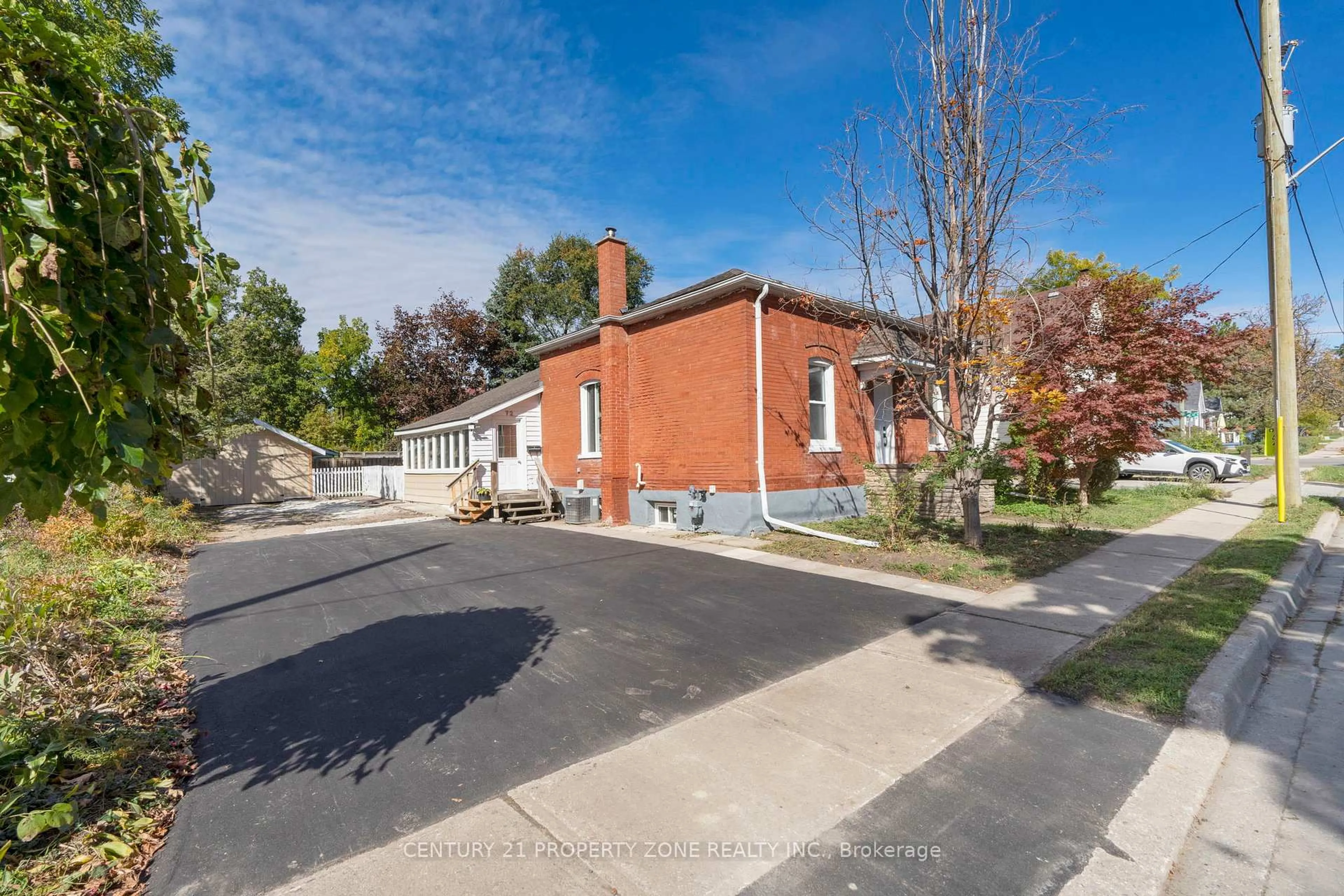 A pic from outside/outdoor area/front of a property/back of a property/a pic from drone, street for 72 Nelson St, Brampton Ontario L6V 1E2