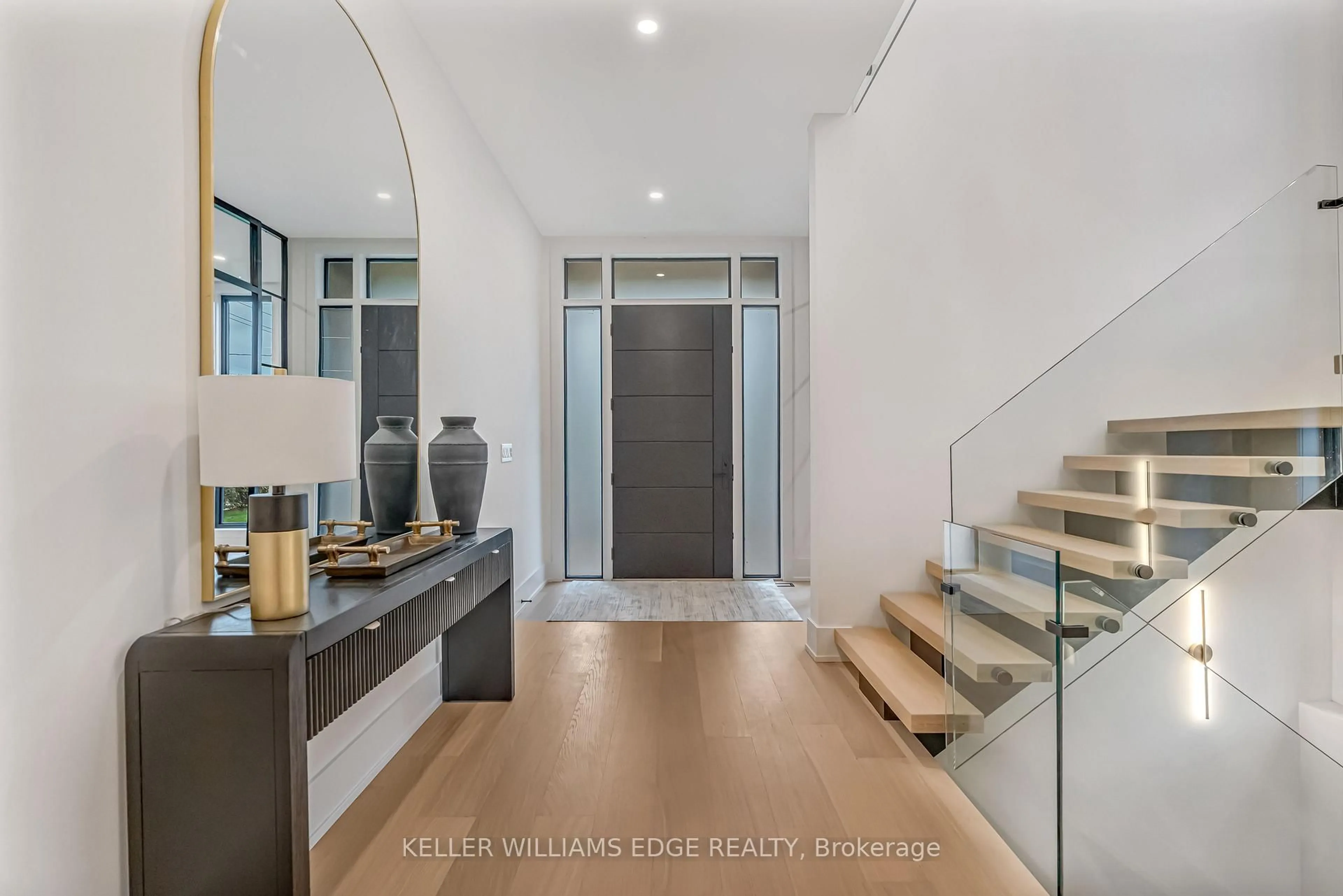 Indoor foyer for 144 Mansfield Dr, Oakville Ontario L6H 1K4