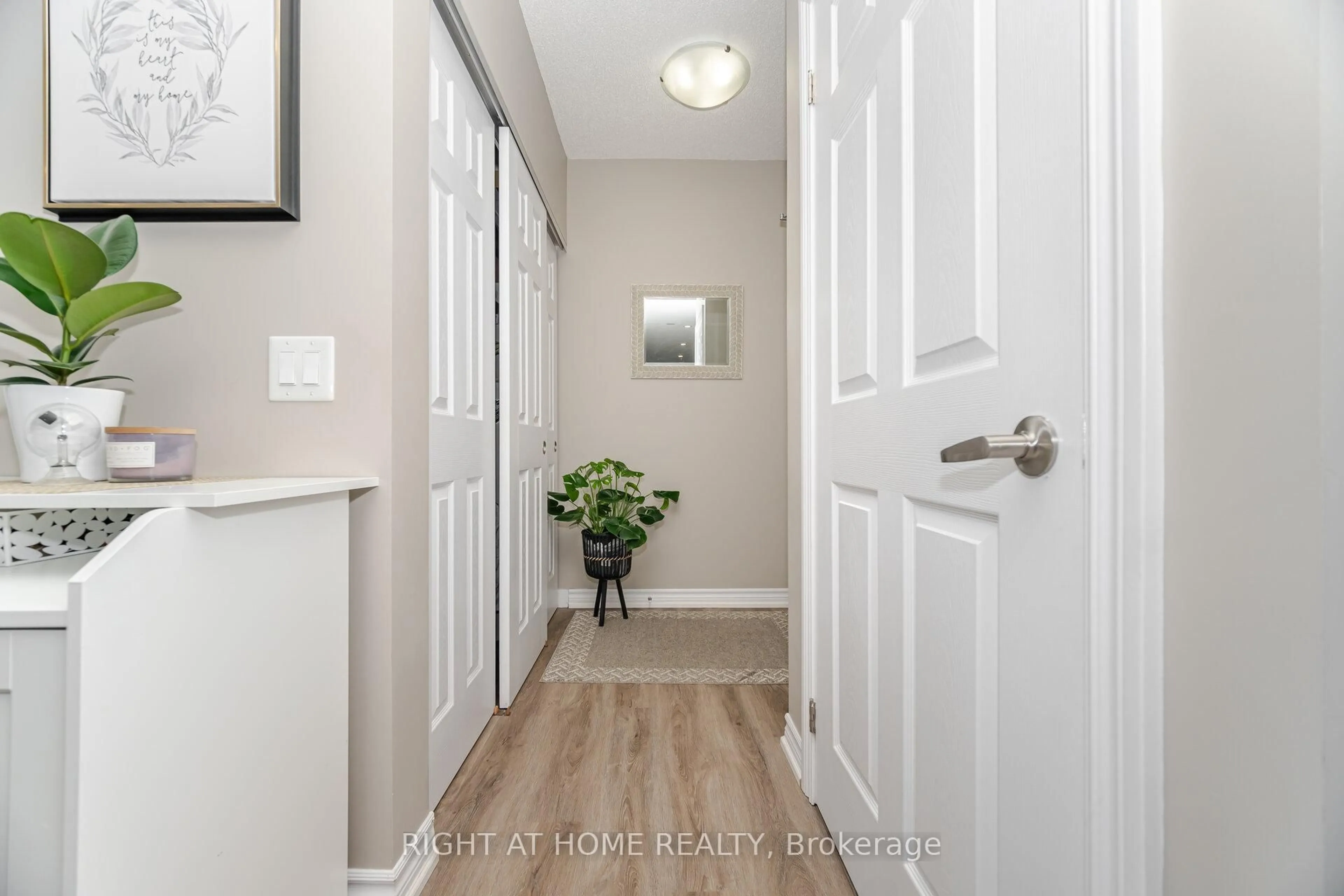 Indoor entryway for 716 Main St #101, Milton Ontario L9T 3P6