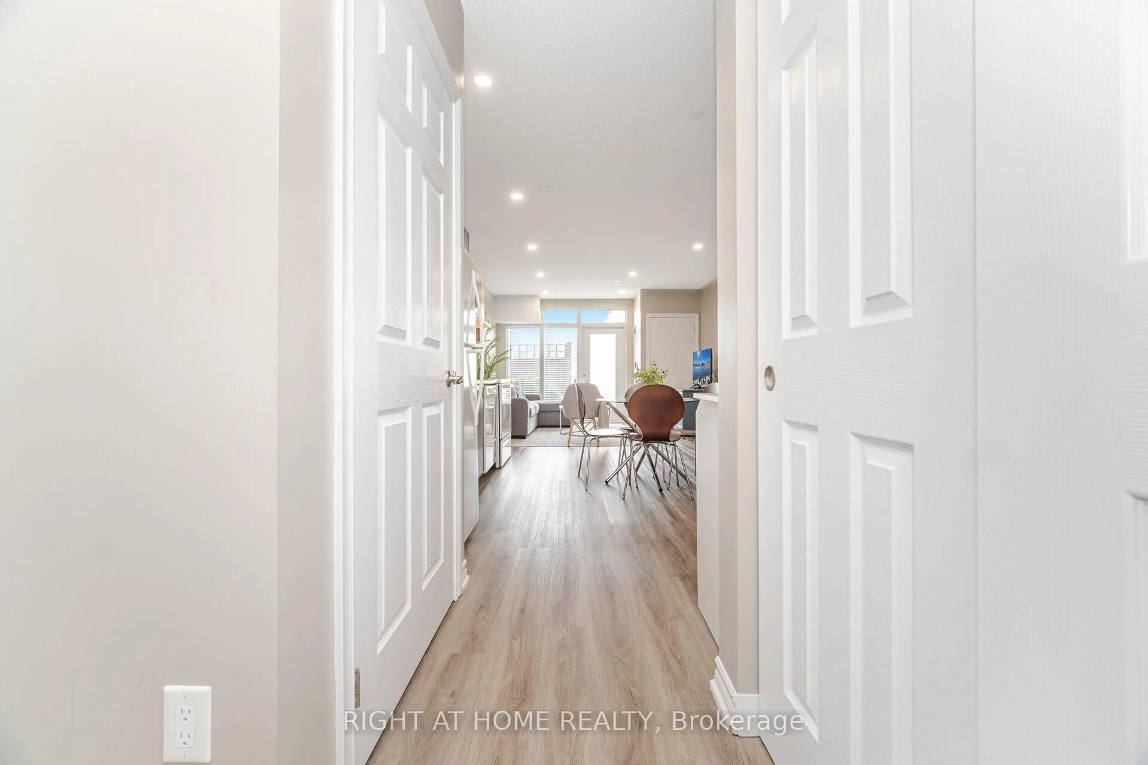 Indoor entryway for 716 Main St #101, Milton Ontario L9T 3P6