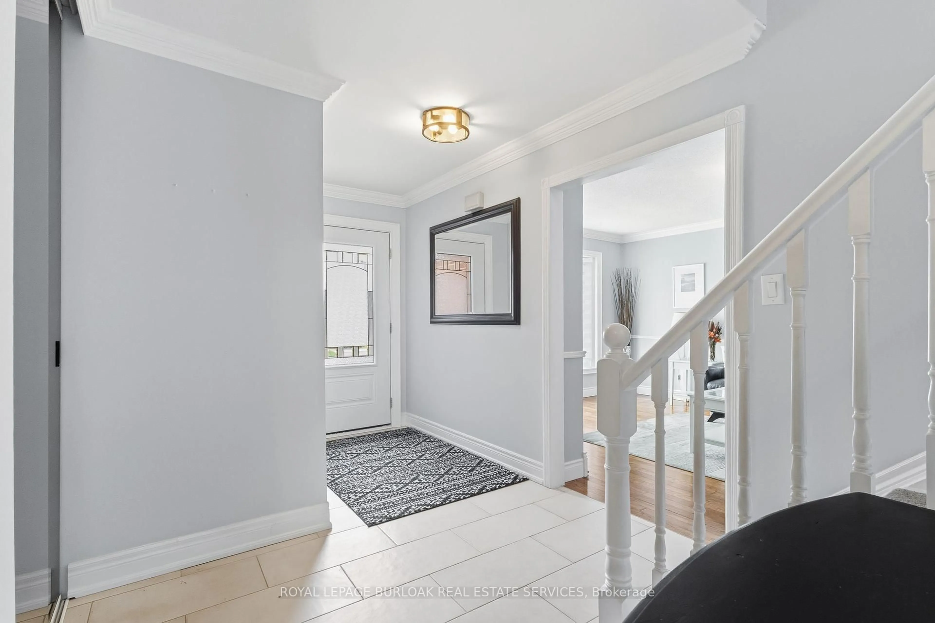 Indoor entryway for 487 White Dr, Milton Ontario L9T 4G3