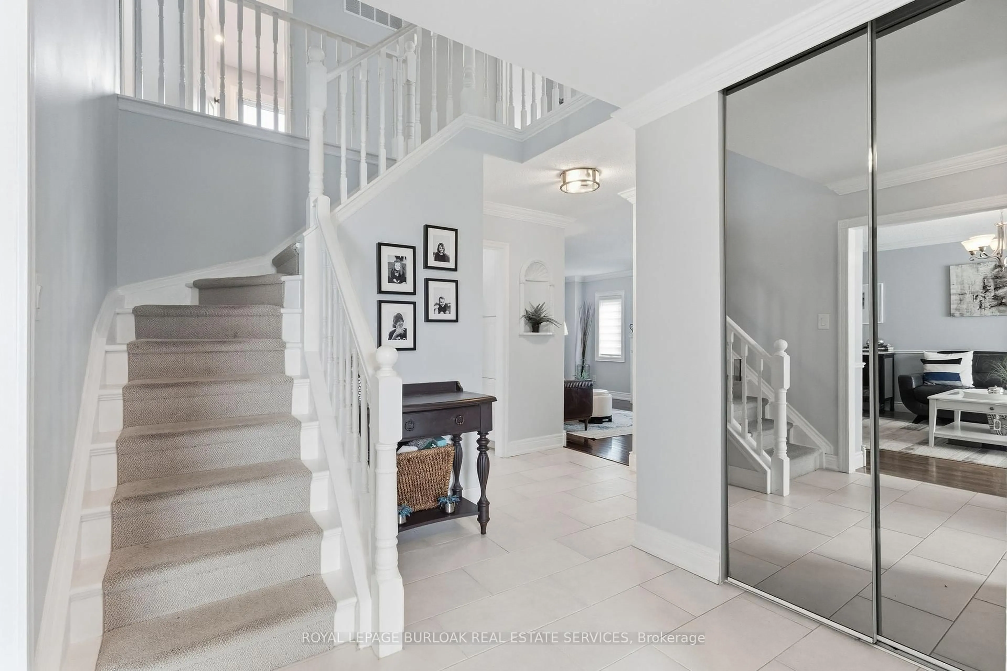 Indoor foyer for 487 White Dr, Milton Ontario L9T 4G3
