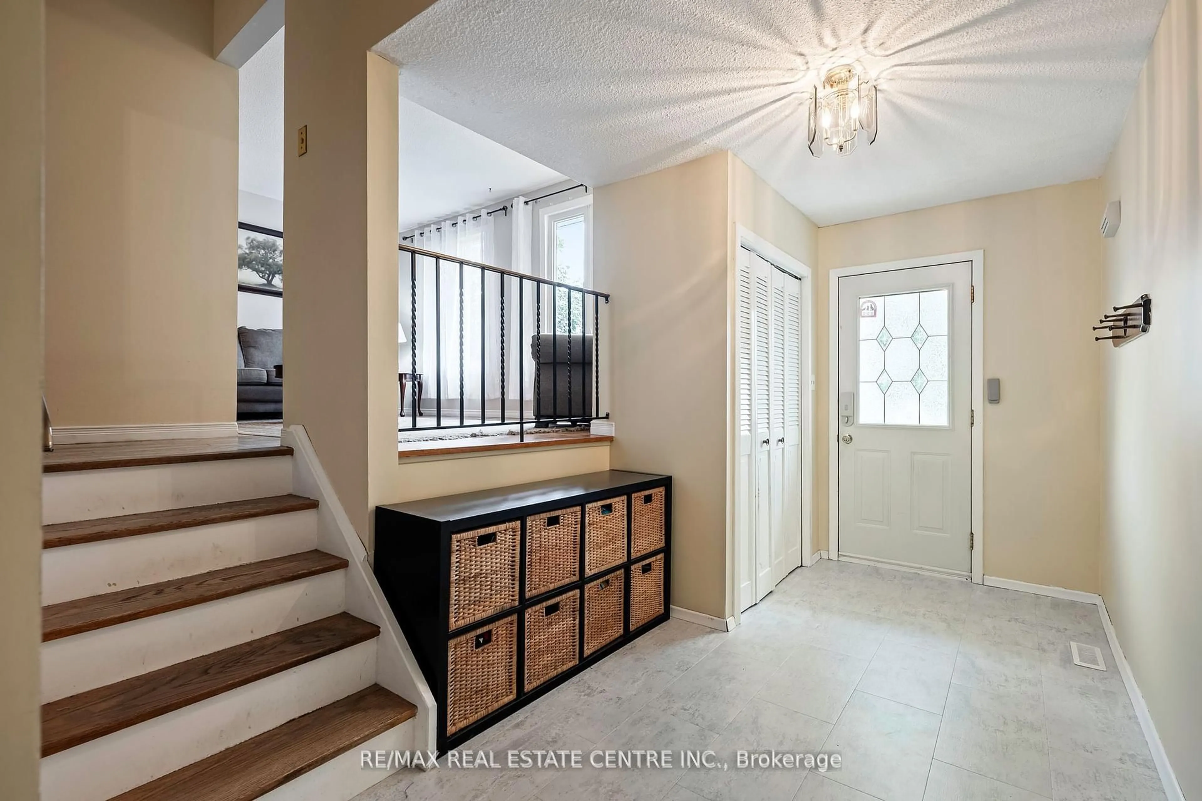 Indoor entryway for 83 Brenda Blvd, Orangeville Ontario L9W 3L3