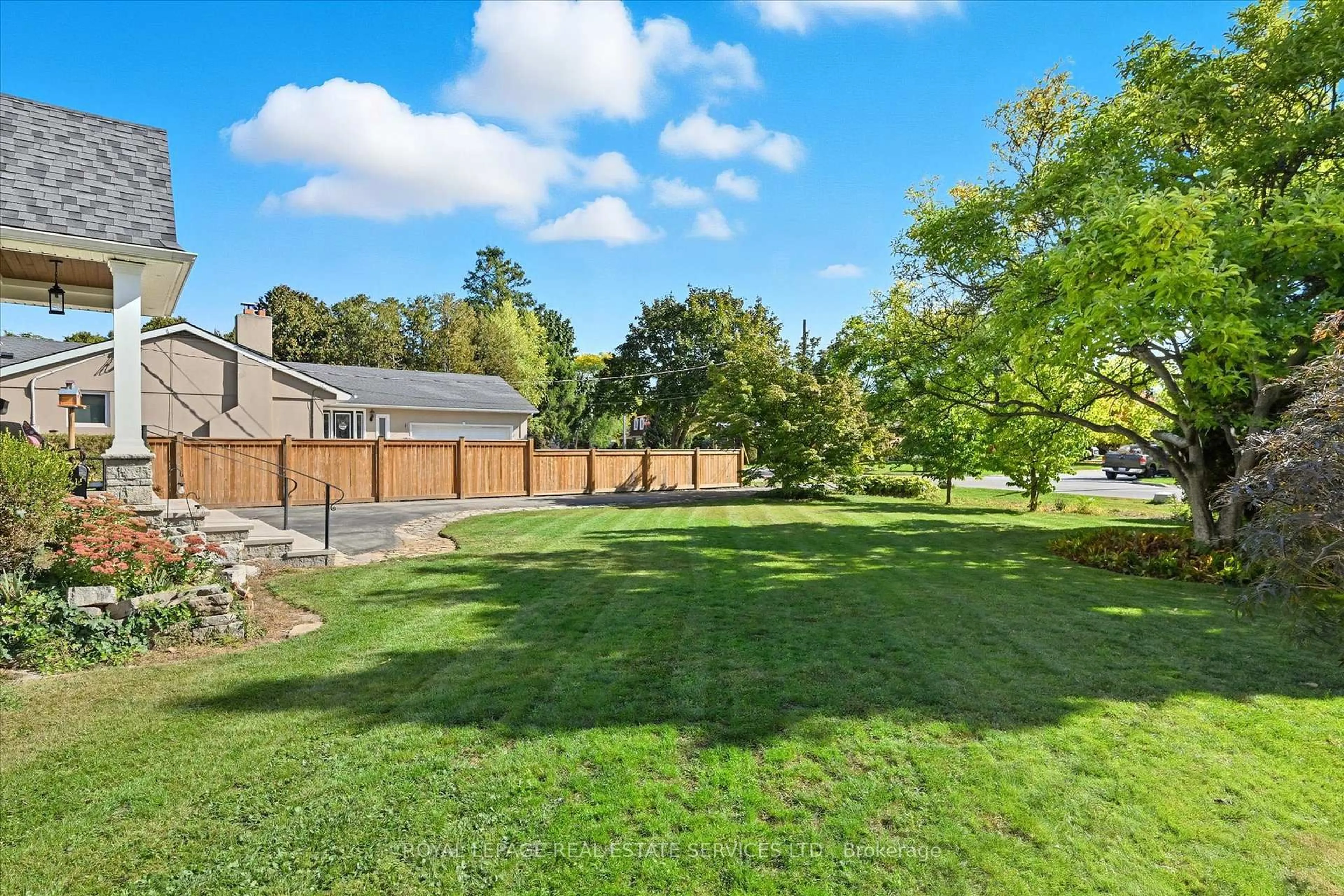 A pic from outside/outdoor area/front of a property/back of a property/a pic from drone, unknown for 677 Greenwood Dr, Burlington Ontario L7T 3P4