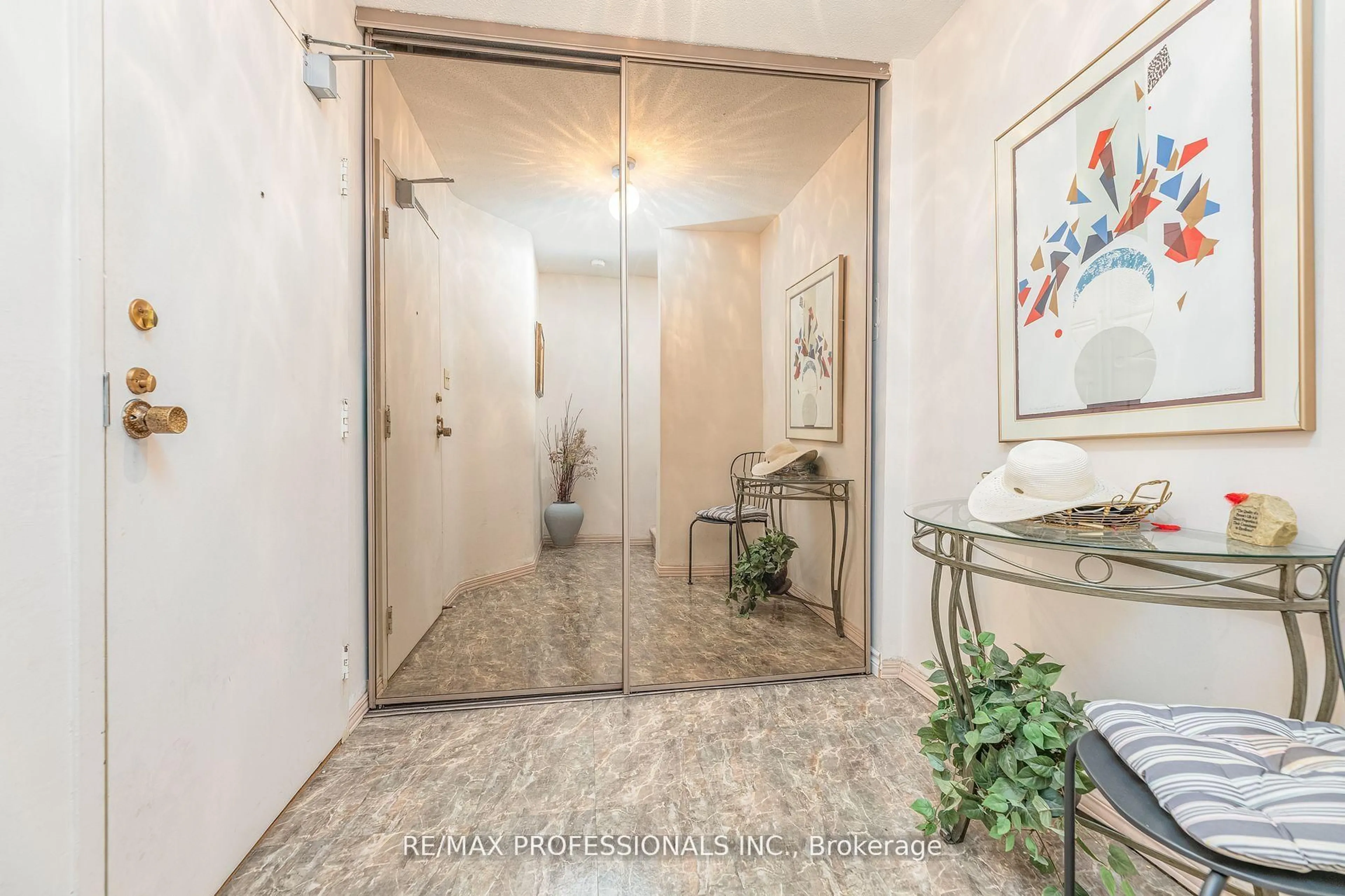 Indoor foyer for 11 Wincott Dr #907, Toronto Ontario M9R 2R9