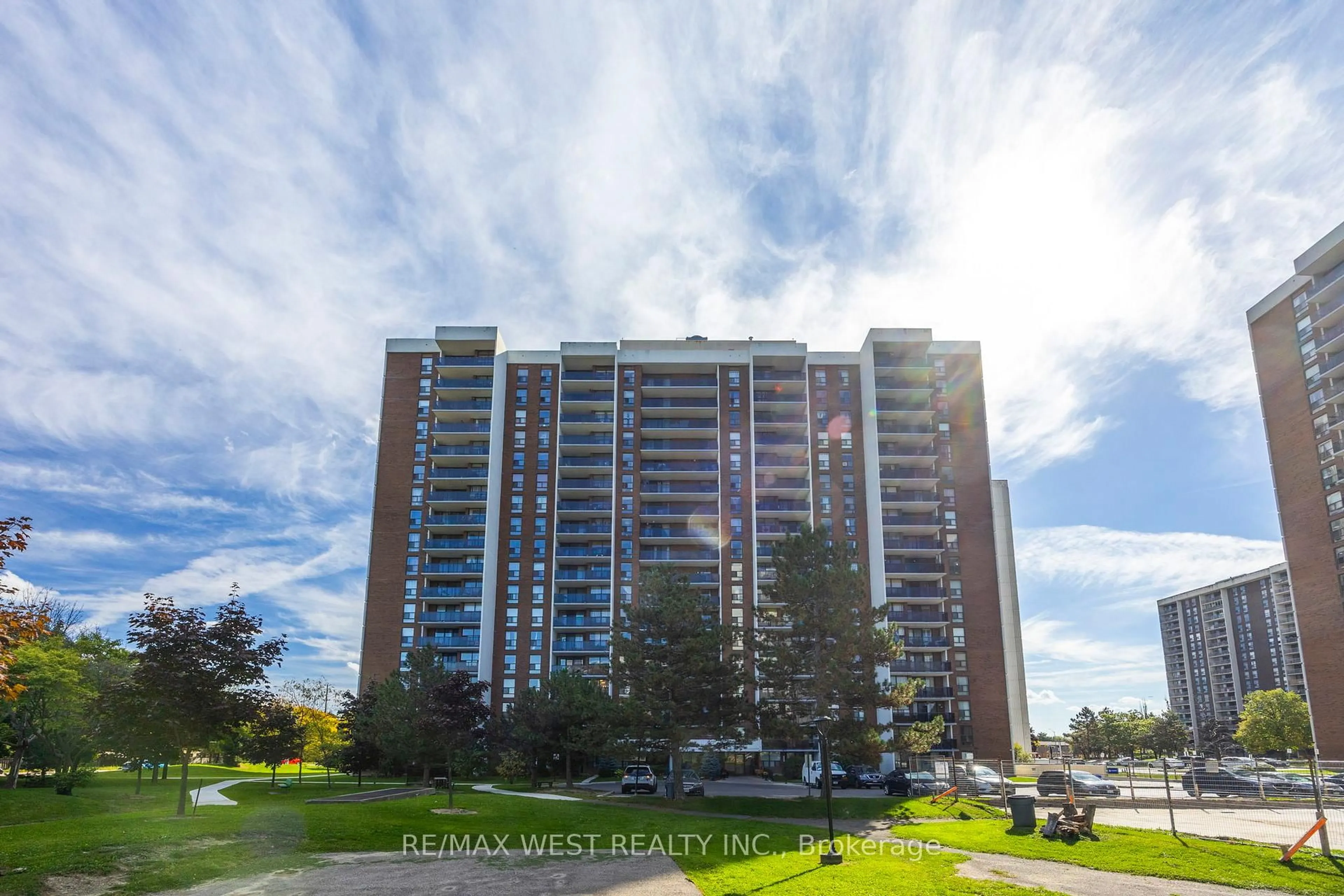 A pic from outside/outdoor area/front of a property/back of a property/a pic from drone, unknown for 21 Knightsbridge Rd #805, Brampton Ontario L6T 3Y1