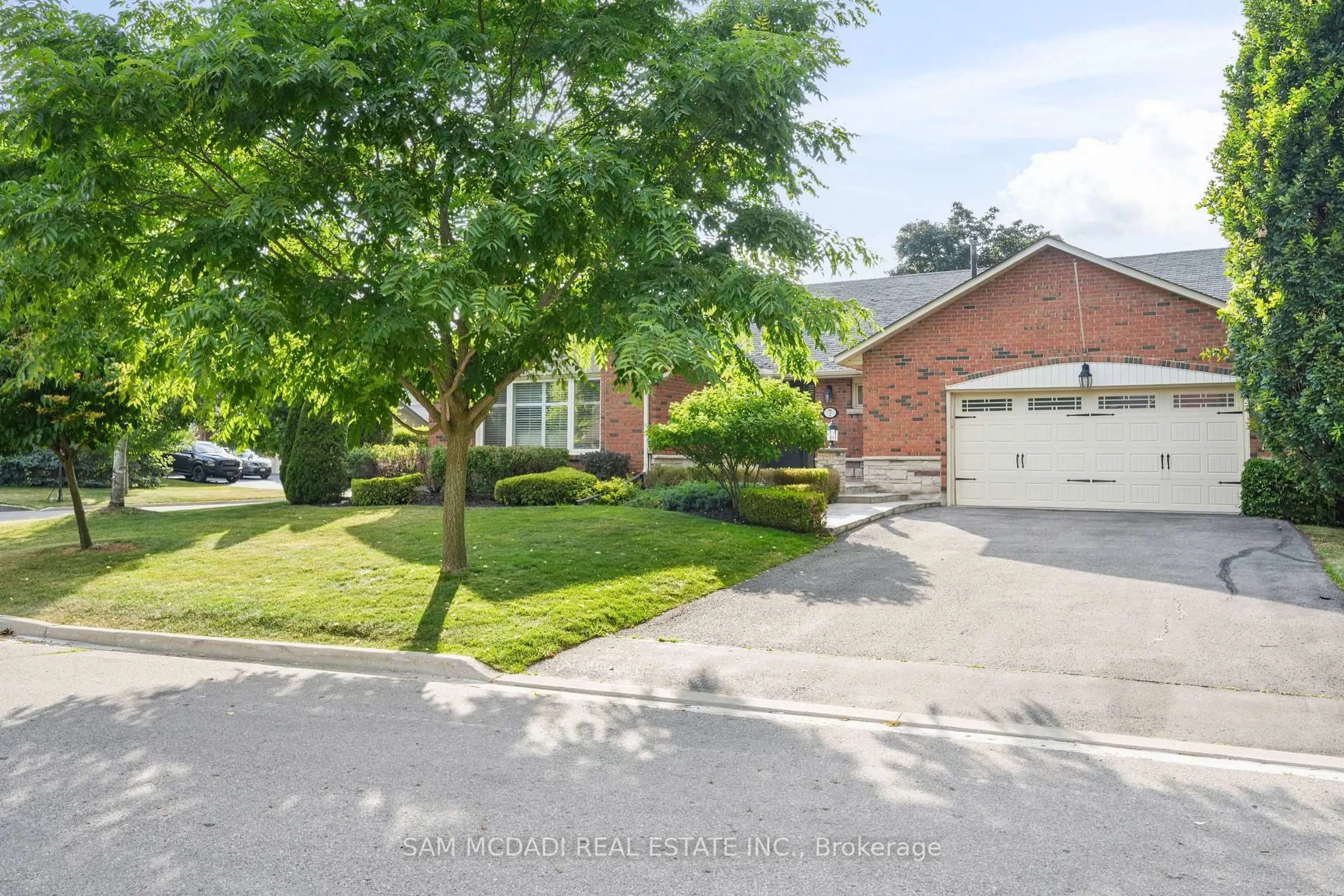 A pic from outside/outdoor area/front of a property/back of a property/a pic from drone, street for 7 Oldham Cres, Brampton Ontario L6Z 1W2