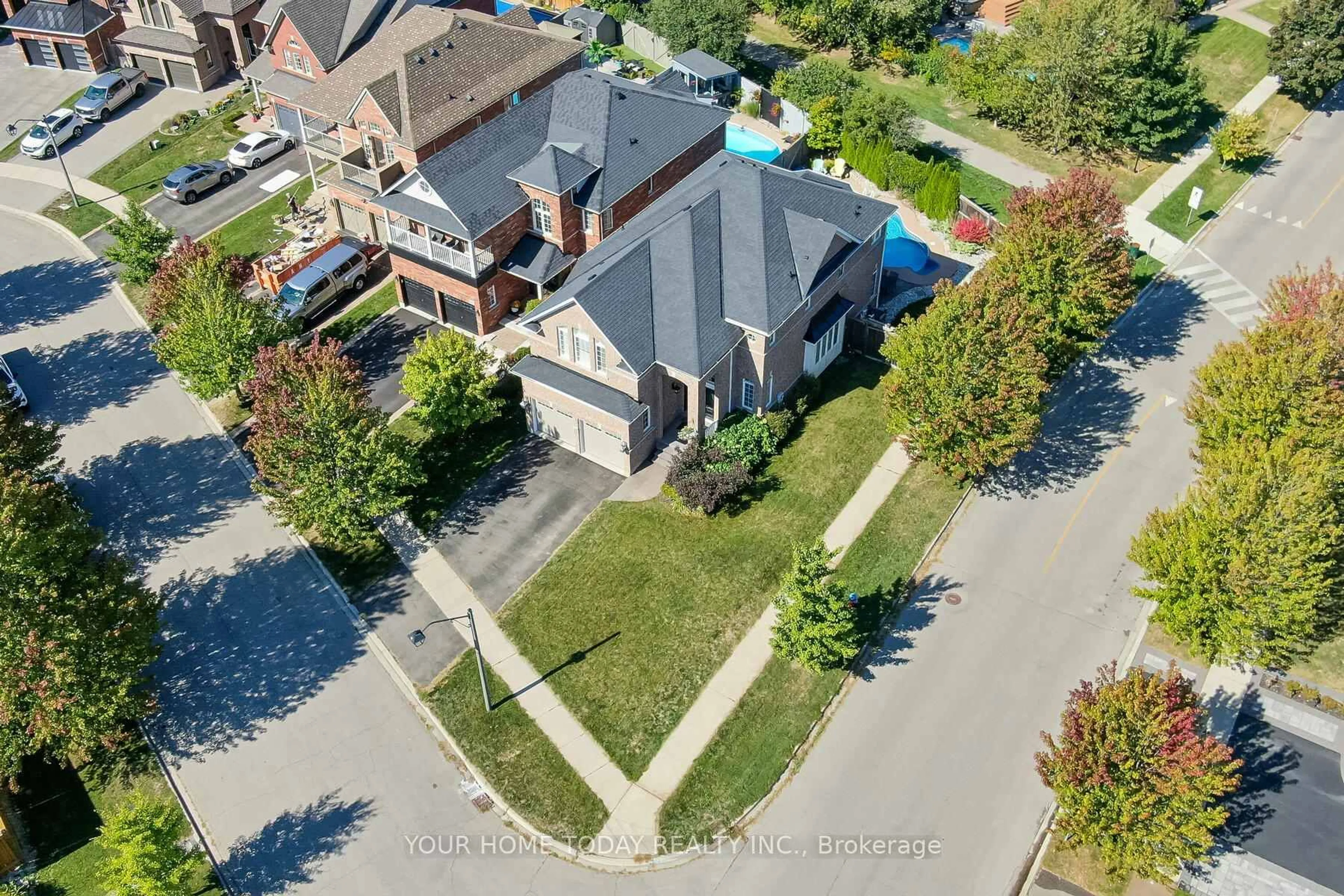 A pic from outside/outdoor area/front of a property/back of a property/a pic from drone, street for 32 Orchid Ave, Halton Hills Ontario L7G 6L7