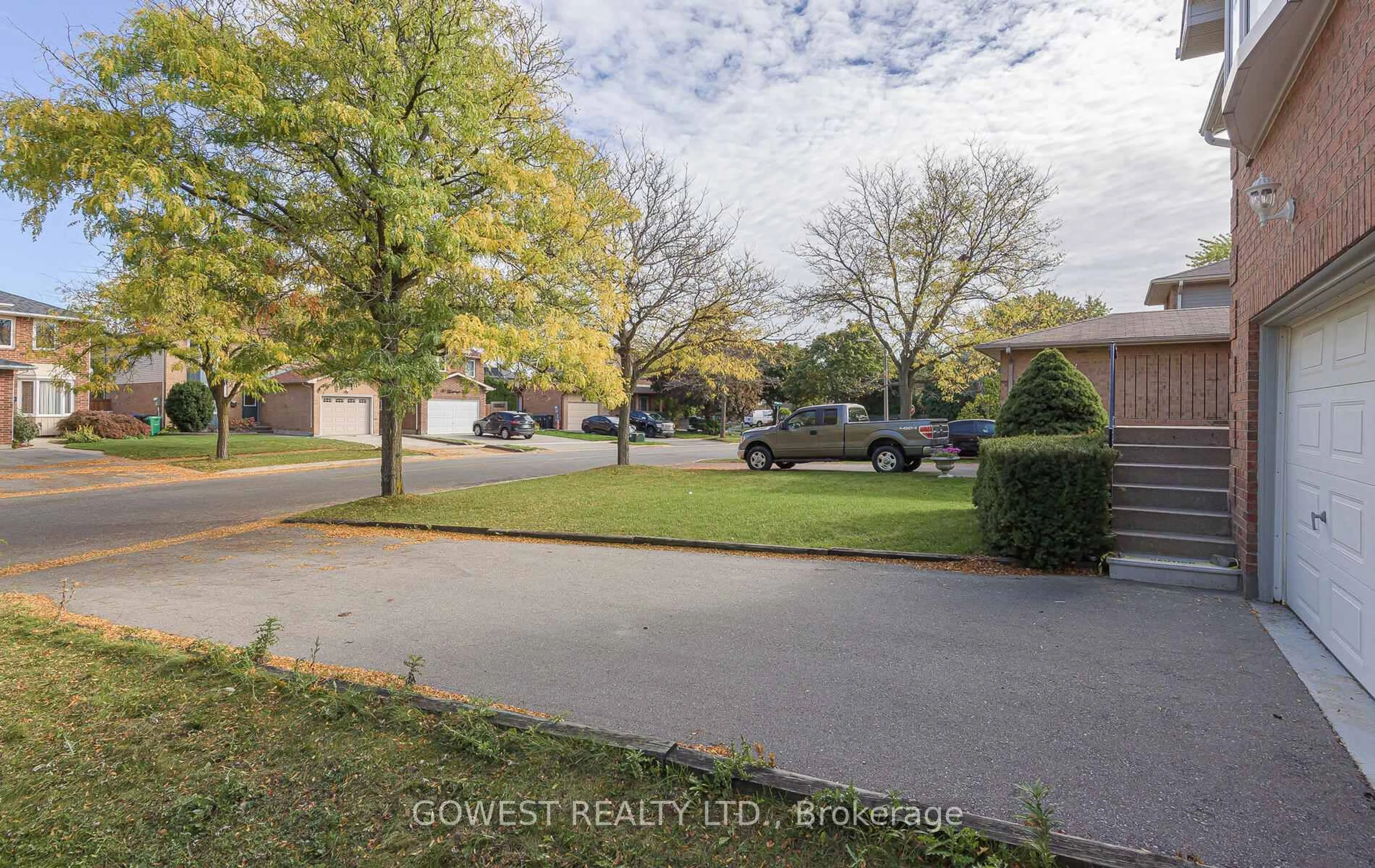 A pic from outside/outdoor area/front of a property/back of a property/a pic from drone, street for 6 Elderbank Crt, Brampton Ontario L6Z 3B2