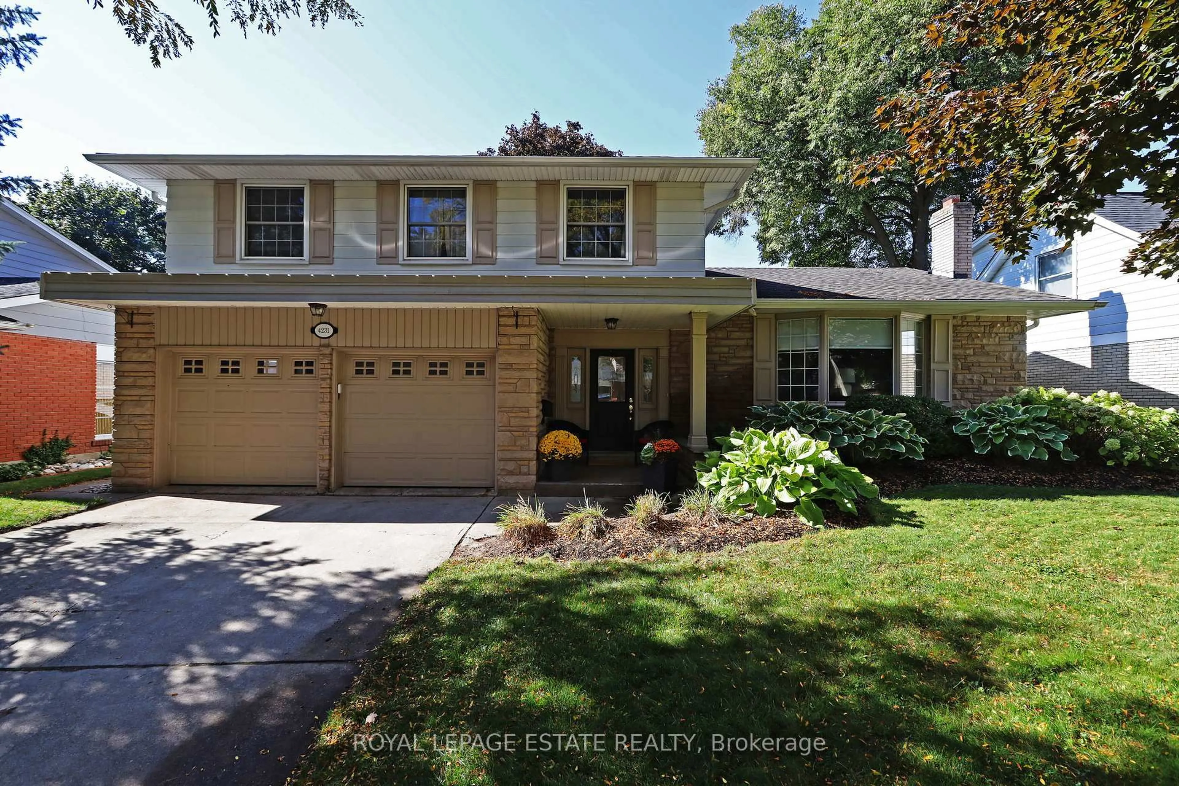 Home with vinyl exterior material, street for 4231 Dunvegan Rd, Burlington Ontario L7L 1P9