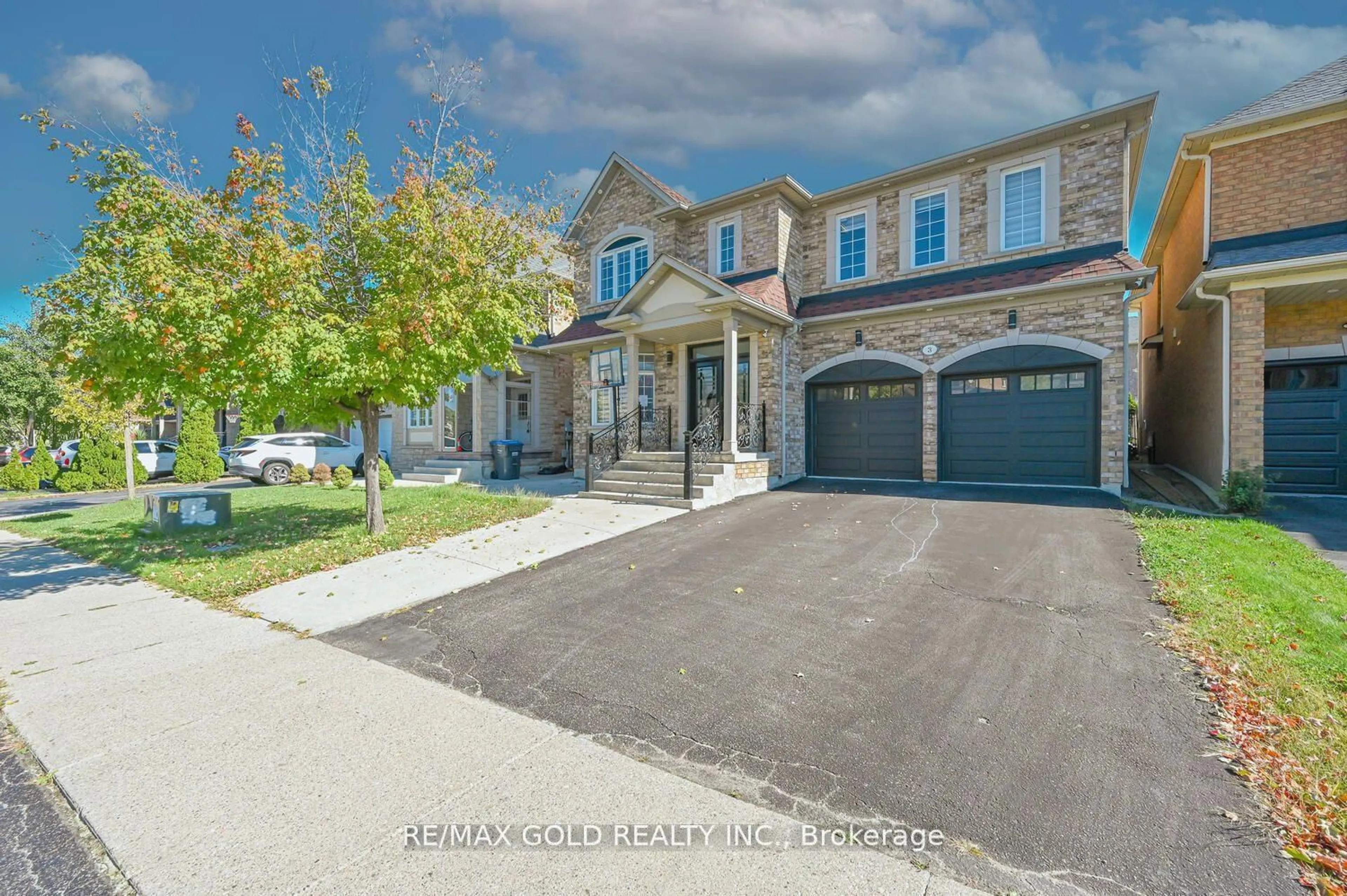 A pic from outside/outdoor area/front of a property/back of a property/a pic from drone, street for 3 Freshspring Dr, Brampton Ontario L6R 3H6
