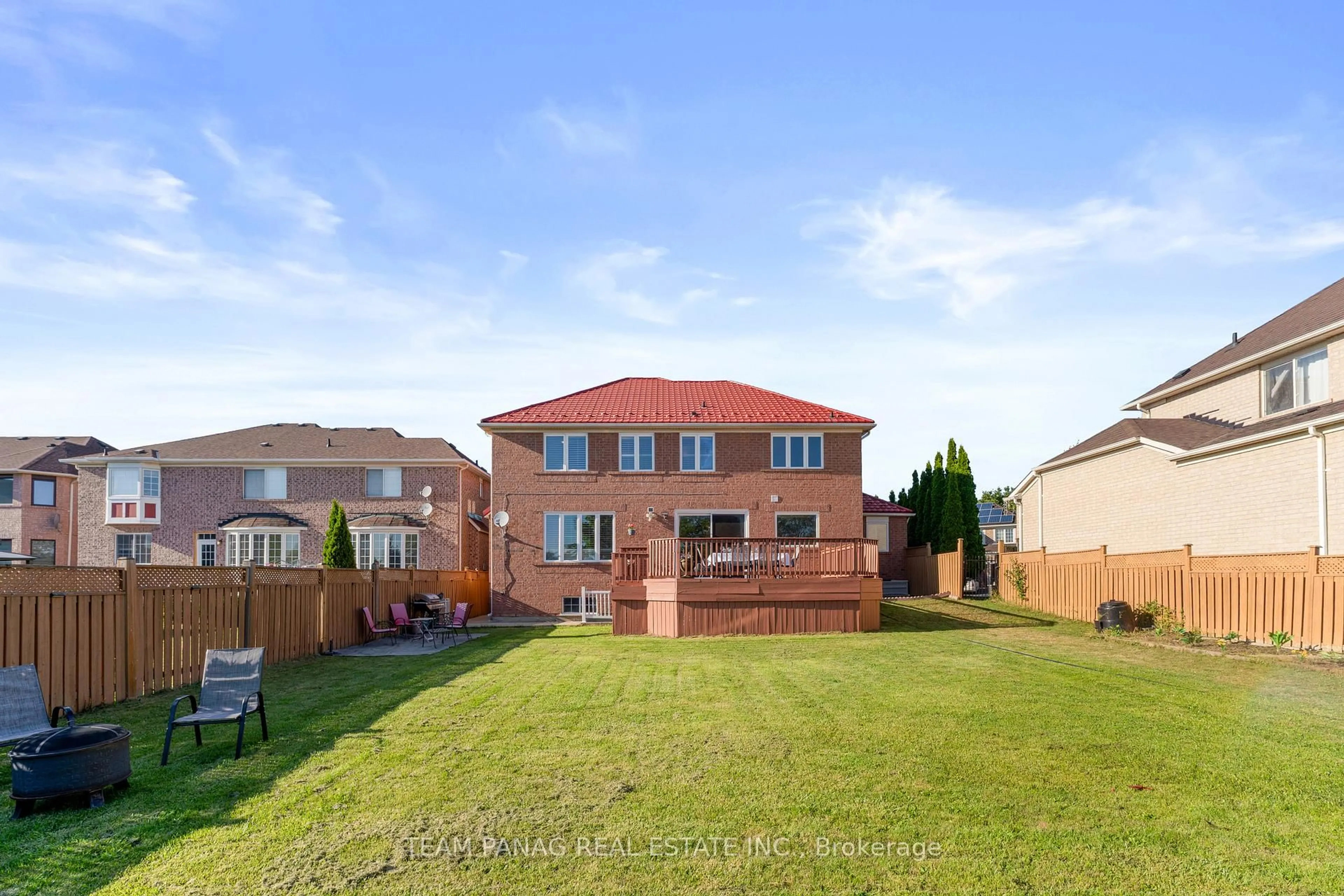 A pic from outside/outdoor area/front of a property/back of a property/a pic from drone, unknown for 28 Cosmo Crt, Brampton Ontario L6P 1G2