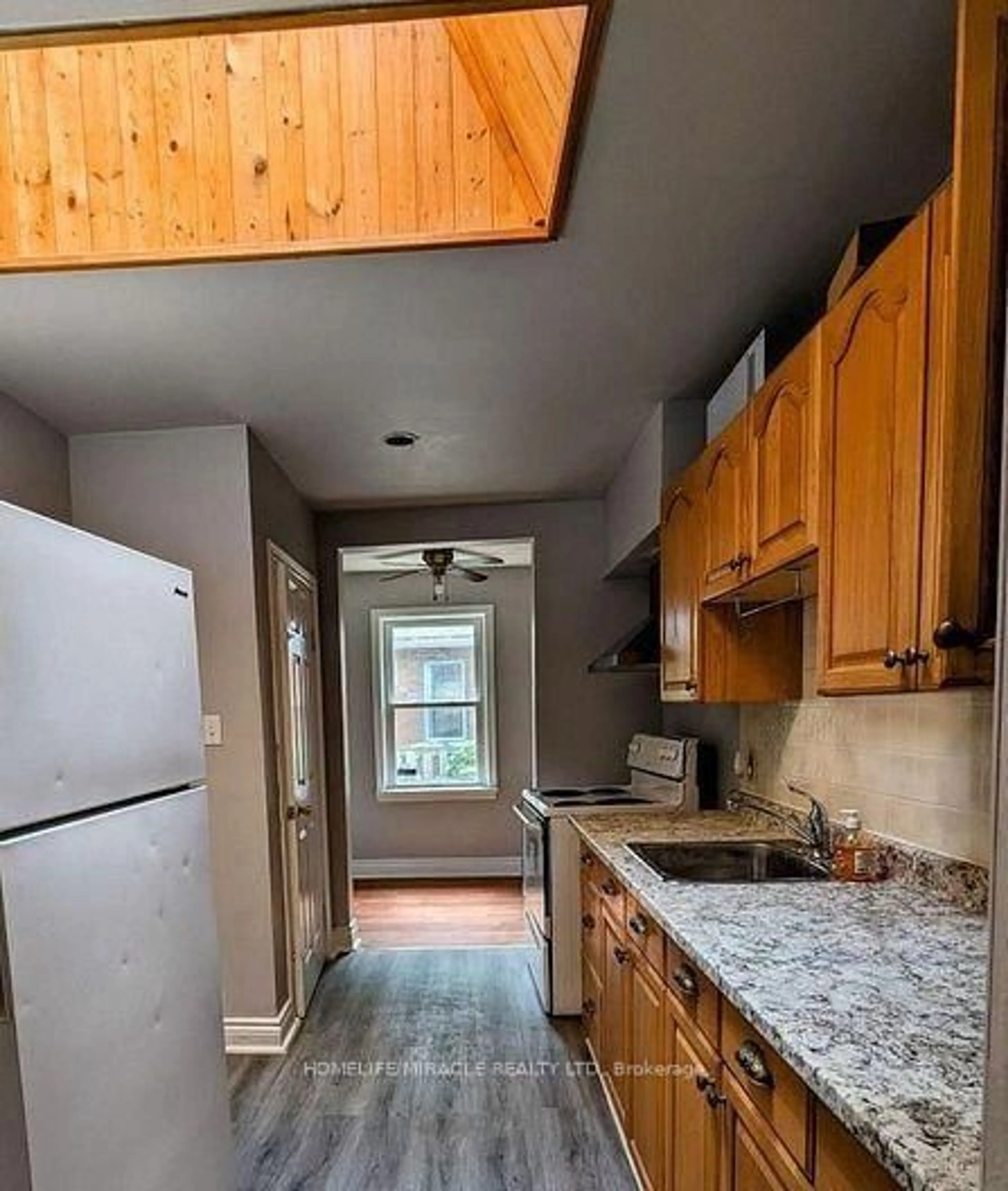 Standard kitchen, unknown for 45 Main St, Halton Hills Ontario L7G 3H2