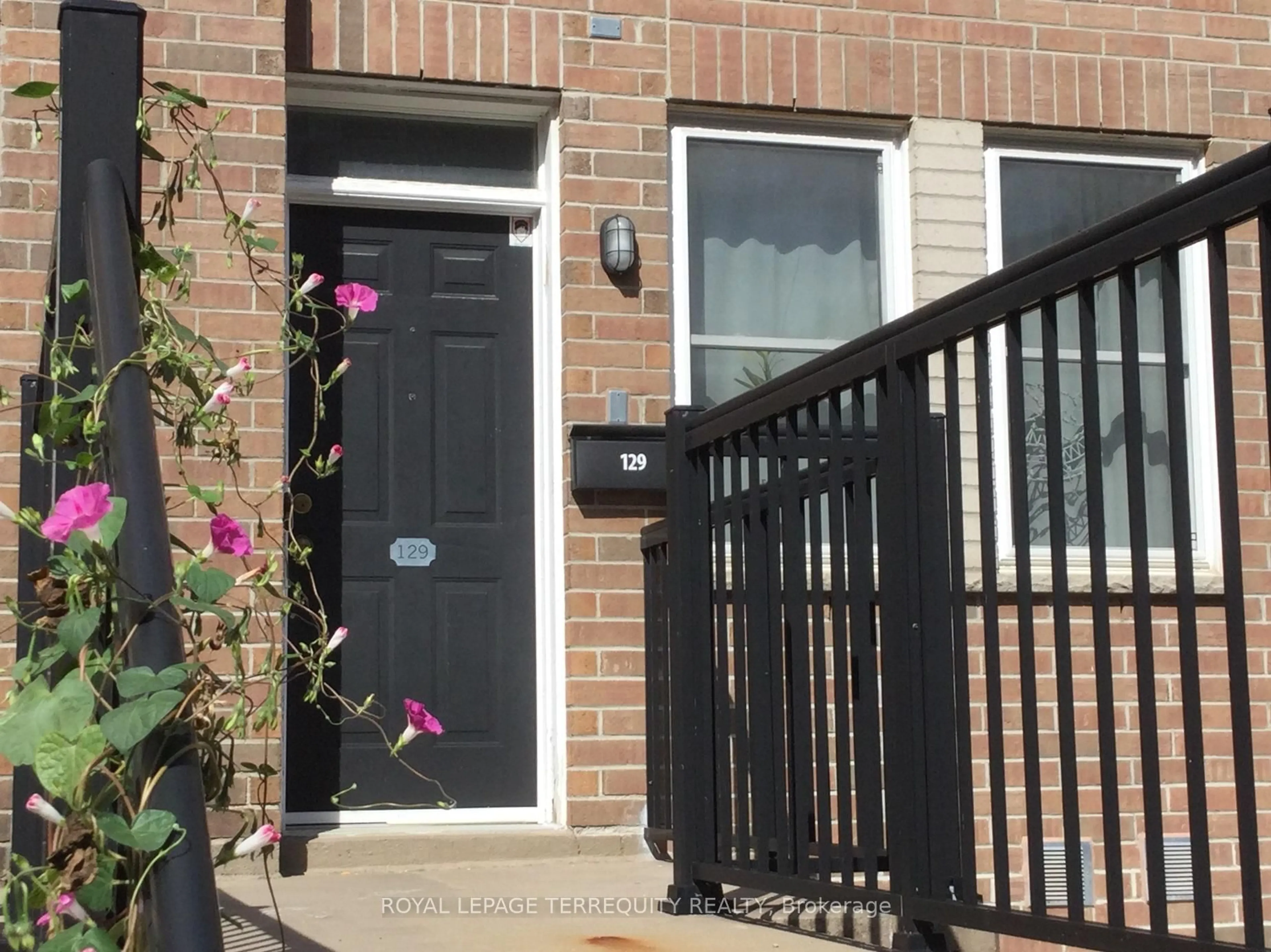Indoor entryway for 760 Lawrence Ave #129, Toronto Ontario M6A 3E7