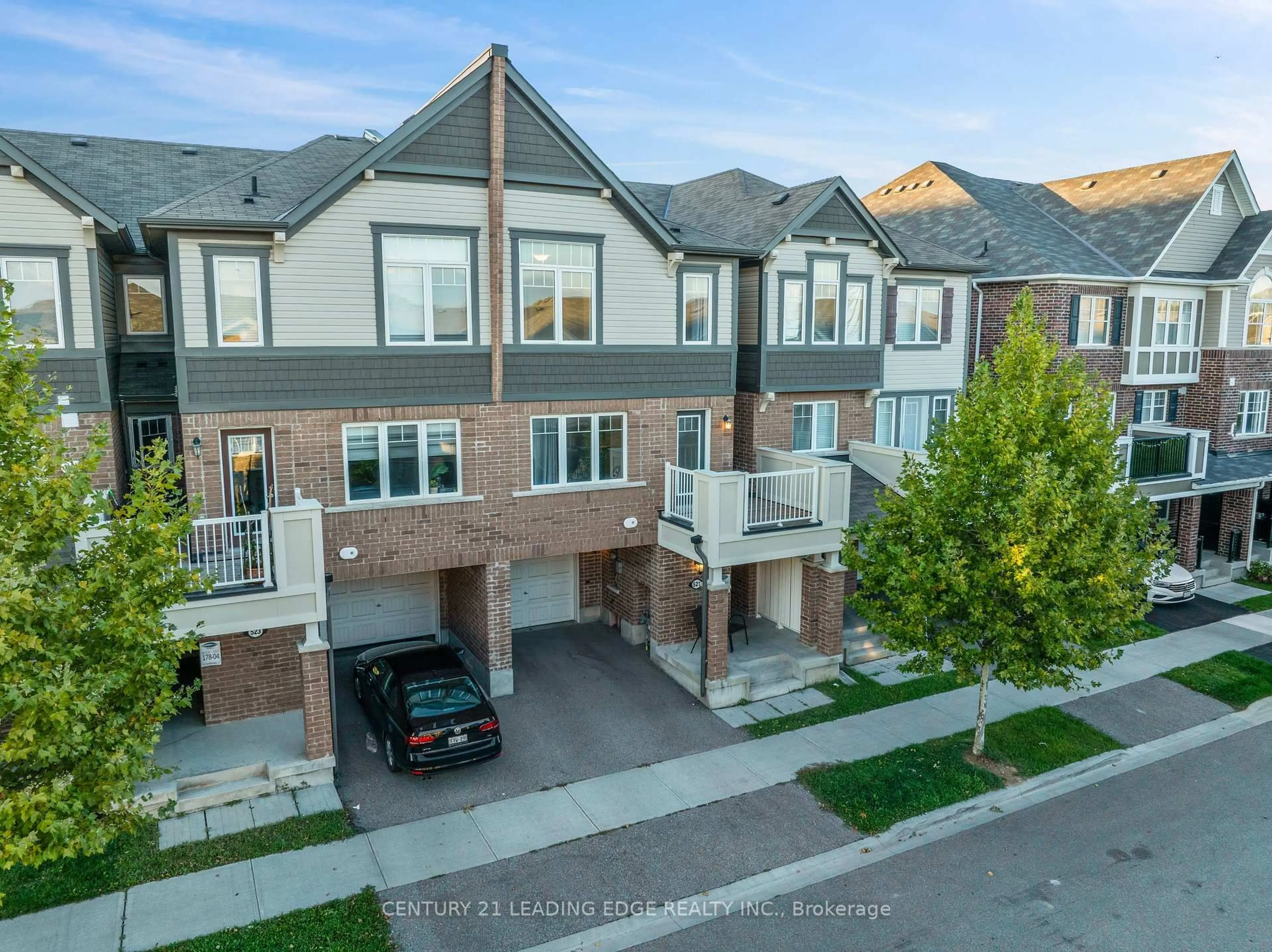 A pic from outside/outdoor area/front of a property/back of a property/a pic from drone, street for 521 Fir Crt, Milton Ontario L9T 7E7