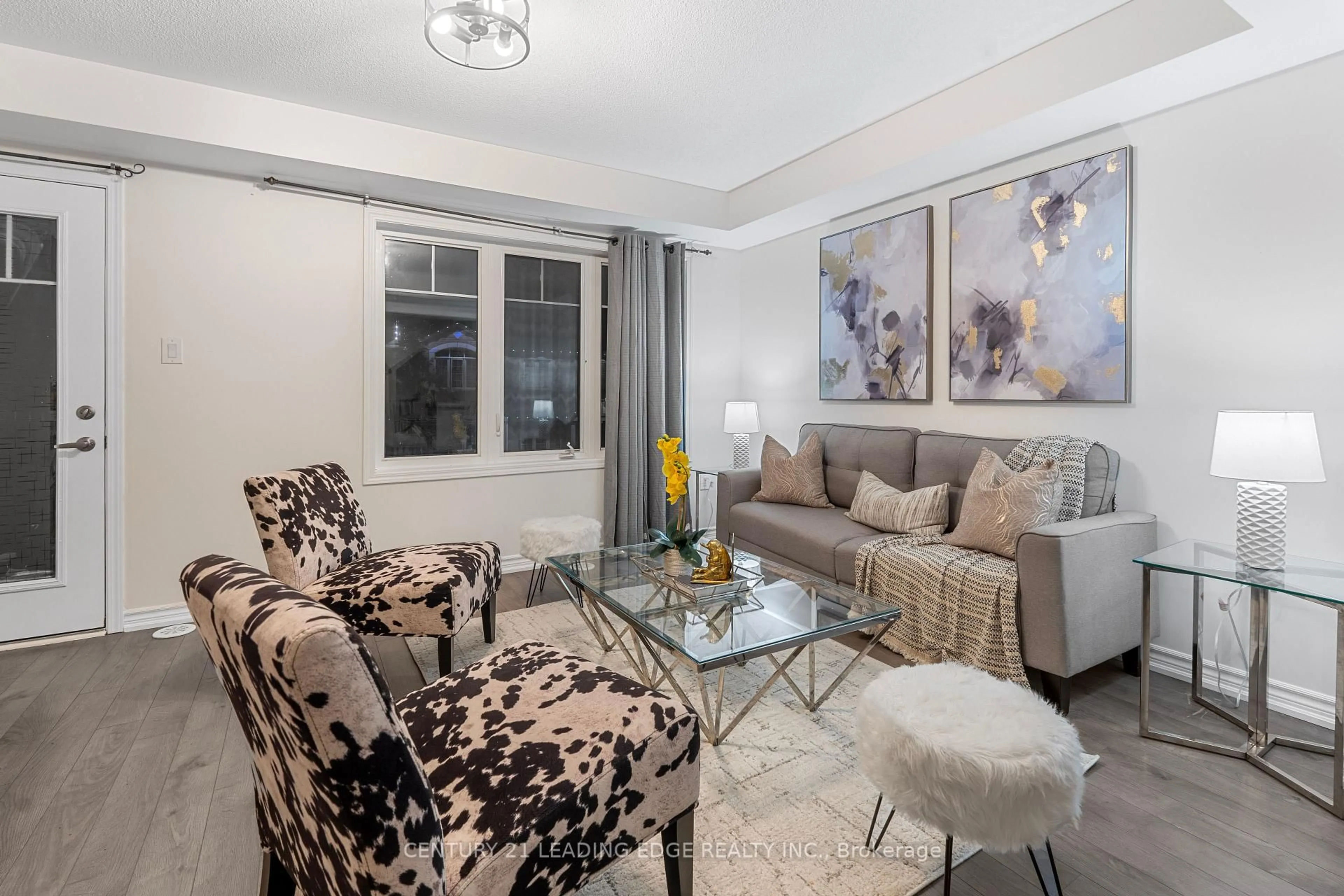 Living room with furniture, unknown for 521 Fir Crt, Milton Ontario L9T 7E7