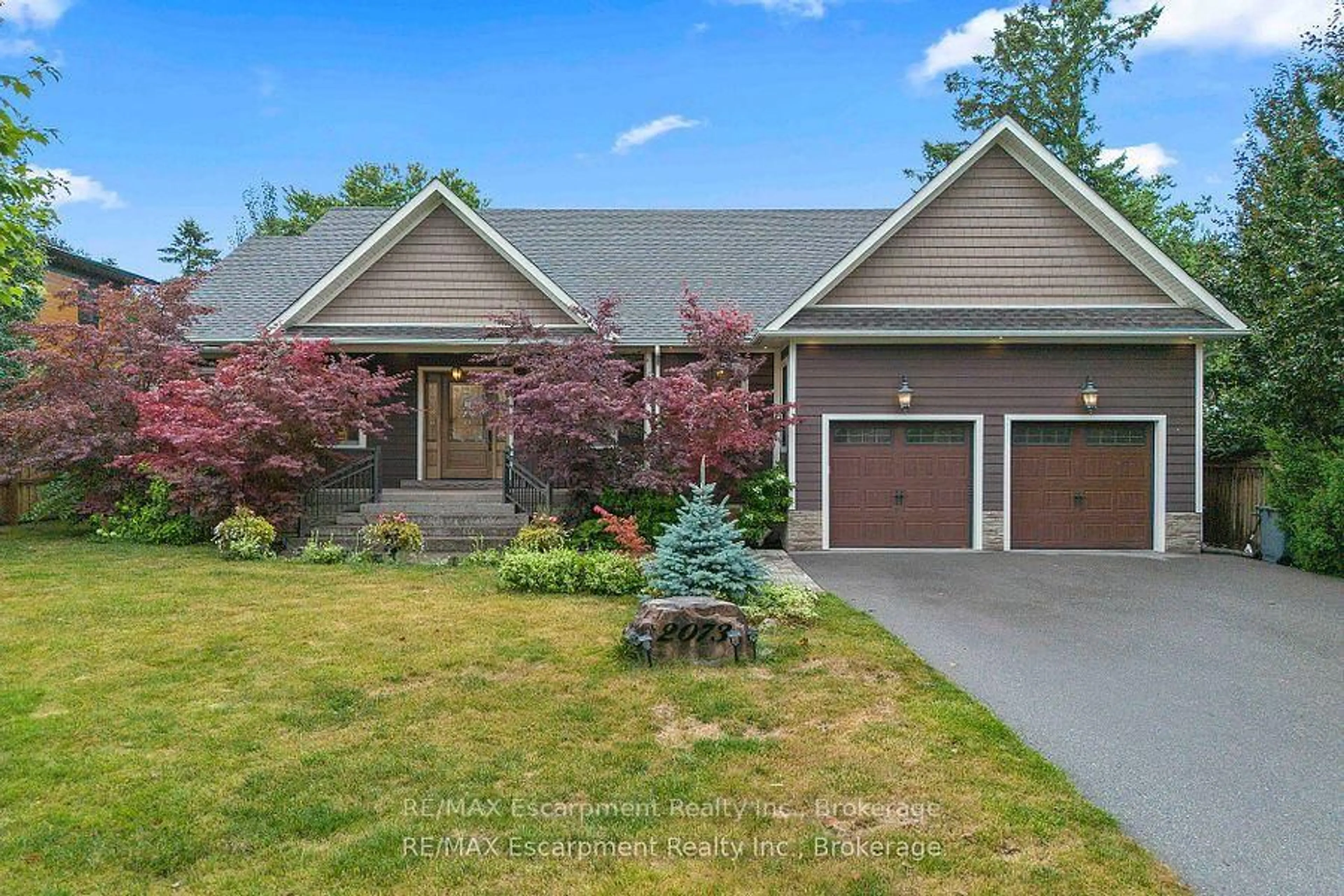 Home with vinyl exterior material, unknown for 2073 Deramore Dr, Oakville Ontario L6J 2P7