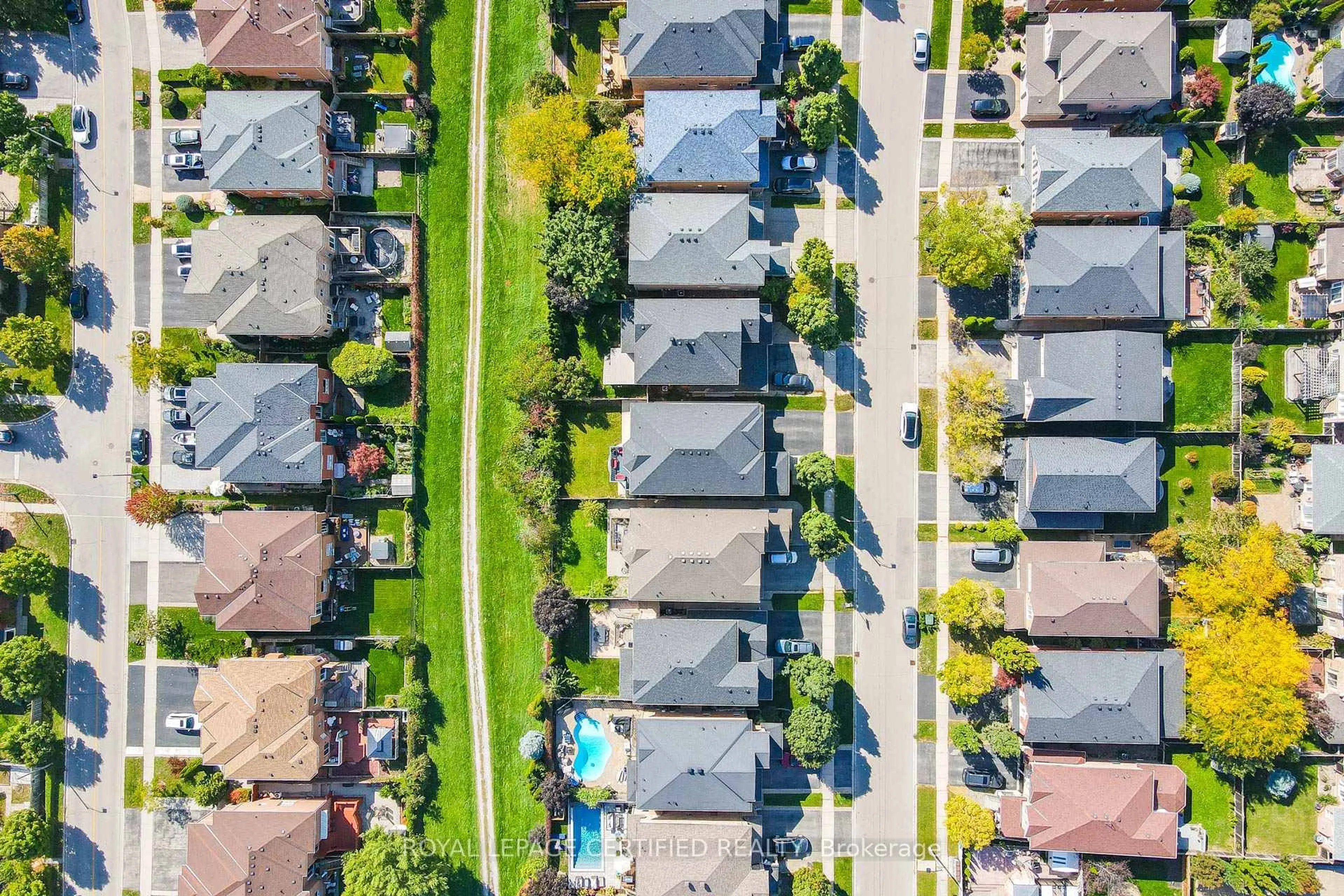 A pic from outside/outdoor area/front of a property/back of a property/a pic from drone, street for 1468 Liverpool St, Oakville Ontario L6M 4N6