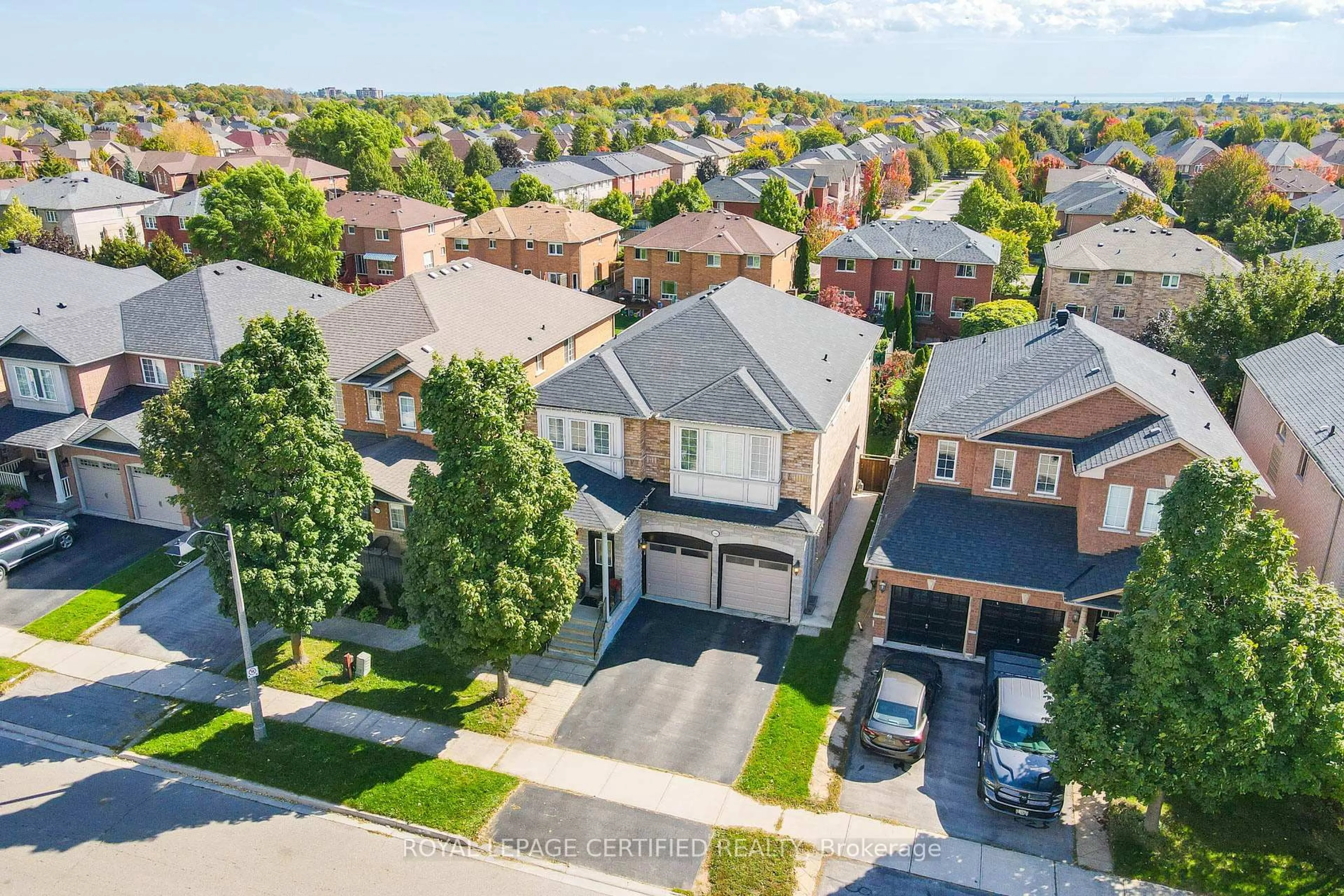 A pic from outside/outdoor area/front of a property/back of a property/a pic from drone, street for 1468 Liverpool St, Oakville Ontario L6M 4N6