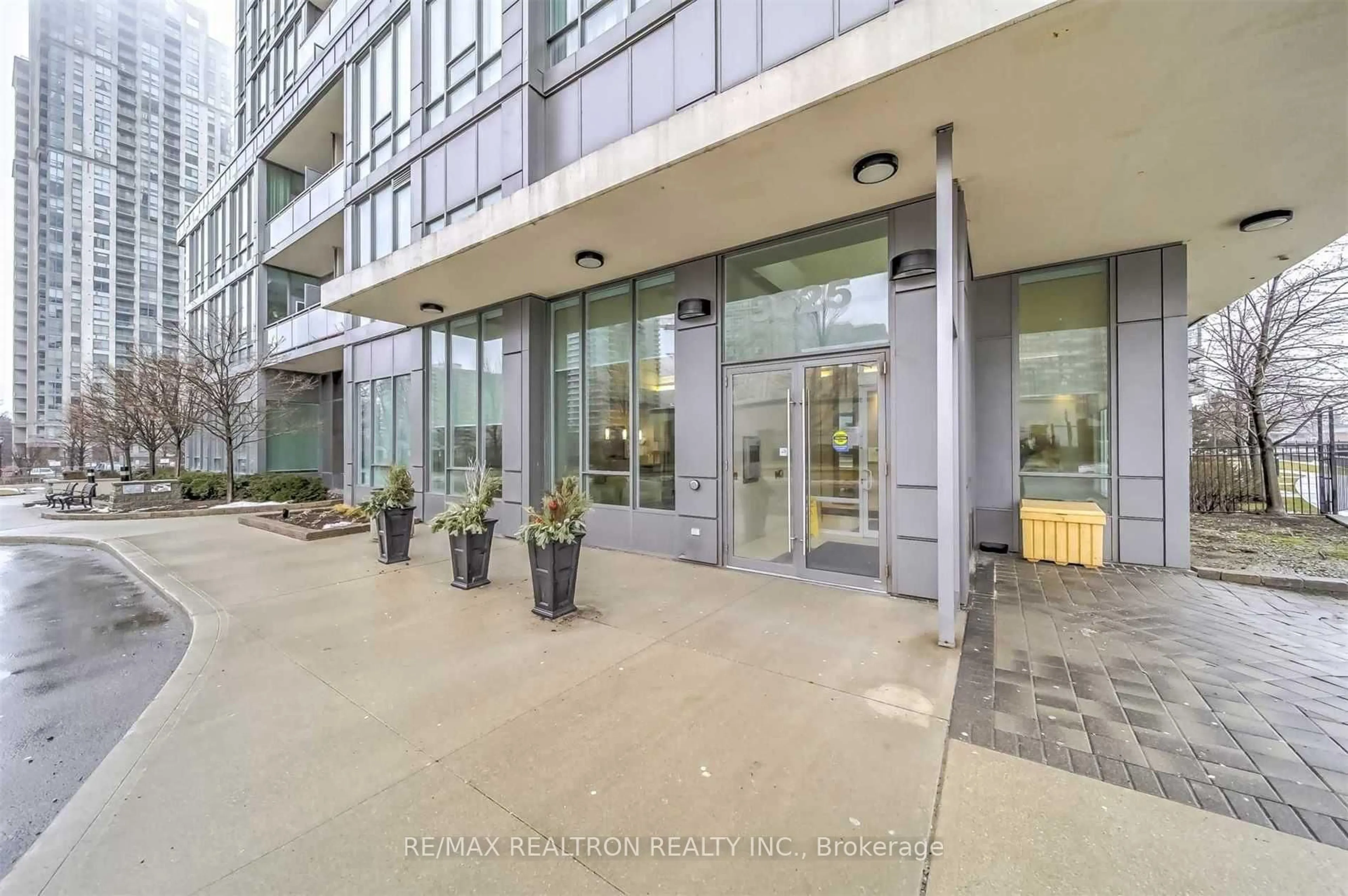 Indoor foyer for 3525 Kariya Dr #2810, Mississauga Ontario L5B 0C2