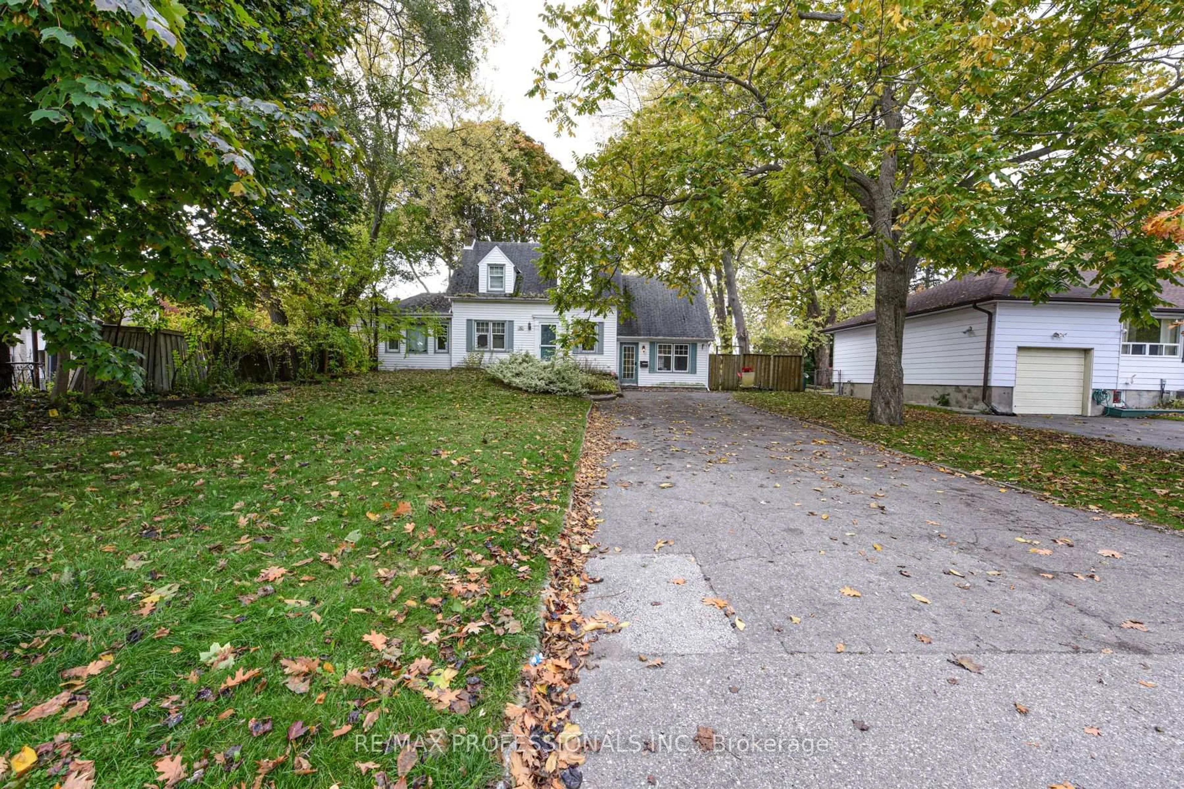 A pic from outside/outdoor area/front of a property/back of a property/a pic from drone, street for 10 Broadview Ave, Mississauga Ontario L5H 2S9